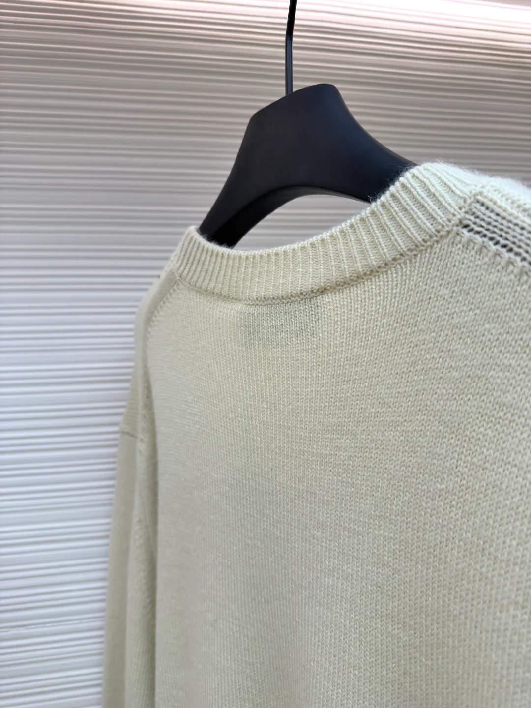 Dior letter embroidered sweater ●Original version: Purchased and developed by 9689 ●Item number: 1680982-B25 ●Material: wool fabric ●Technology: embroidery production ●Version: fitted version ●Weight: about 620 grams ●Size: The pattern-spun yarn is custom-dyed in beige and apricot colors, and an imported 12-needle knitting machine is used for the plain weave process. The chest is decorated with a classic logo on the front. The letter pattern is embroidered with imported Tajima machines using thousands of needles. It adopts precise needle embroidery technology. The embroidery is very fine and dense, and the letter pattern outlines the design clearly. Double-sided hanging wool technology, fine workmanship, clear texture and lines, extremely fine woven threads are made of environmentally friendly fibers, the overall wiring is straight and delicate, the fabric is comfortable and soft, the color is consistent and no color difference. It can be matched with the same style to create a fashionable look, to control various occasions, customized accessories, complete three standards, the same style for men and women!