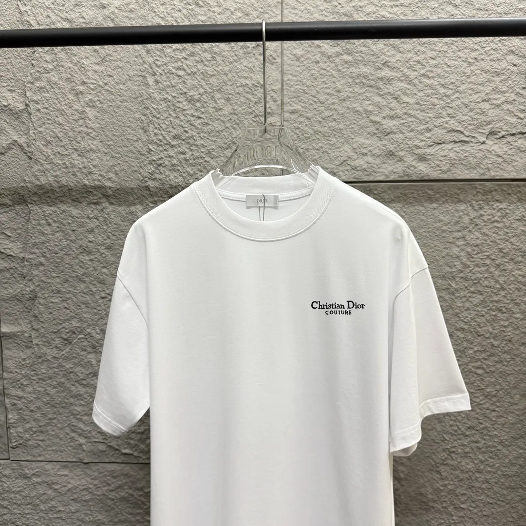 🅿️190 Dio* Dior 2025 spring and summer new style Lily of the Valley letter printing on the back Classic letter embroidery Simple and elegant Customized double yarn plain cotton fabric Short-sleeved T-shirt Unisex Color: Black White Angora Red Size: S (90-130 catties) M (120-150 catties) L (140-165 catties) XL (160-180 pounds) XXL (180-210 pounds)