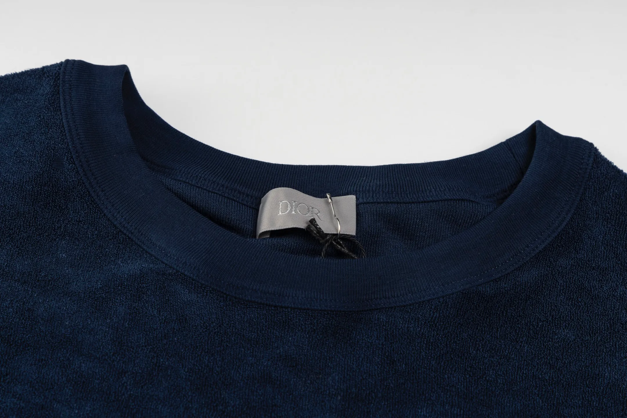 🅿️270 [Exclusive supply] CD letter slogan towel short sleeves (blue) This T-shirt is a new product of the 2025 autumn men's wear series to pay tribute to the heritage. Crafted from cotton terry fabrication, it's enhanced with a classic logo on the chest. The classic style pairs easily with any jeans or shorts from the collection. The fabric is made of pure combed cotton, which enhances resilience and fit; it has a three-dimensional coil structure on the surface, making it soft and moisture-absorbent. The fluffy coils on the outer layer provide breathability, and the inner layer is smooth and delicate; the texture of the terry fabric is used to simulate the touch of a towel. Add exquisite details to soft fabrics through embroidery to enhance the sense of luxury; the needle-stitch embroidery process has unique style and characteristics. The number of times the stitches are repeated highlights the layering and delicacy. Needle embroidery can achieve very fine details, and the work has a strong sense of line and three-dimensionality. Size:XS.S.M.L