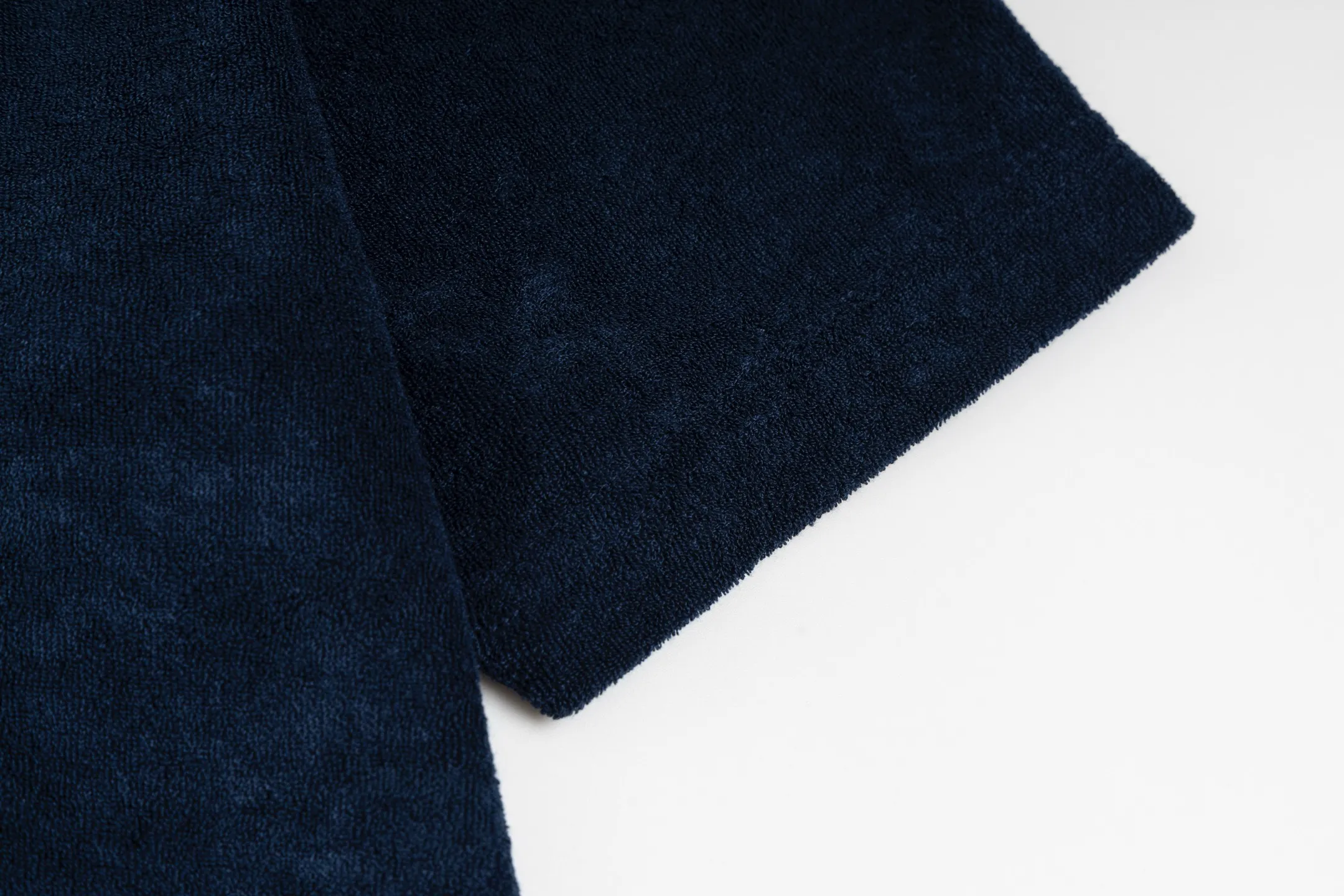 🅿️270 [Exclusive supply] CD letter slogan towel short sleeves (blue) This T-shirt is a new product of the 2025 autumn men's wear series to pay tribute to the heritage. Crafted from cotton terry fabrication, it's enhanced with a classic logo on the chest. The classic style pairs easily with any jeans or shorts from the collection. The fabric is made of pure combed cotton, which enhances resilience and fit; it has a three-dimensional coil structure on the surface, making it soft and moisture-absorbent. The fluffy coils on the outer layer provide breathability, and the inner layer is smooth and delicate; the texture of the terry fabric is used to simulate the touch of a towel. Add exquisite details to soft fabrics through embroidery to enhance the sense of luxury; the needle-stitch embroidery process has unique style and characteristics. The number of times the stitches are repeated highlights the layering and delicacy. Needle embroidery can achieve very fine details, and the work has a strong sense of line and three-dimensionality. Size:XS.S.M.L
