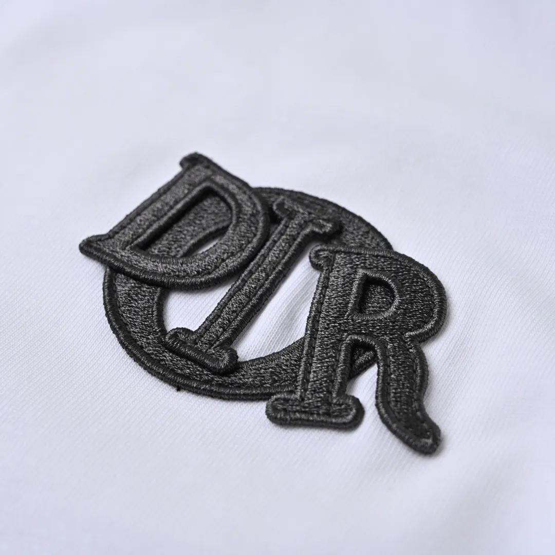 🅿️330 DIOR CD embroidered monogram short-sleeved T-shirt. The original version was purchased from Taikoo Hui for 7400. The original version is customized with 270g cotton fabric, haze blue, apricot dyeing, and the thread dyeing is the same as the original version. The graphic design reinterprets the classic logo. Contrasting logo patch at chest. The imported machine embroidery process makes the letter logo show a delicate and exquisite effect, enhancing the decorative effect. Use an embroidery machine to embroider the designed letter logo onto the patch. Color: black, haze blue, apricot, white Size: S-L