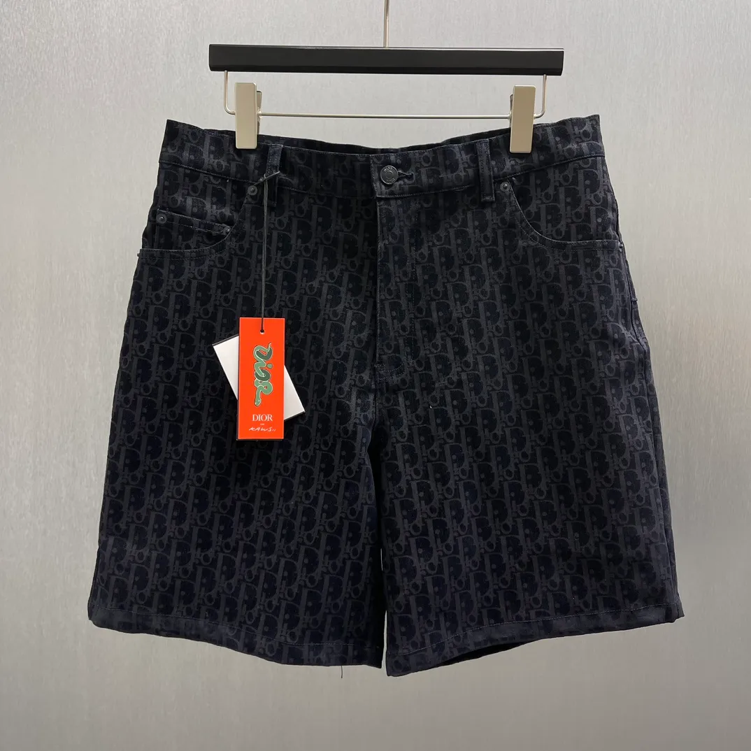 🅿️490 🧧CD Fully Printed Year of the Snake Embroidered Shorts Size: S-XL Dio* brand shorts are overall dark blue and covered with the classic "CD" presbyopia pattern, which is highly recognizable for the brand. There is a Dior brand tag hanging on the front, and a bright "Dio*" embroidered logo on the back pocket, adding to the fashion sense. The style is simple and the pocket design is practical, suitable for daily casual wear.