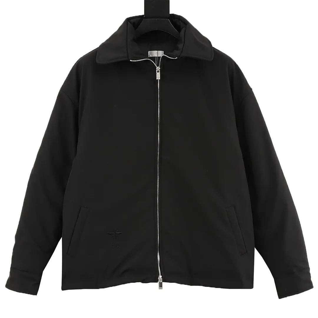 🅿️570 DIOR/Dior’s new old-style back pocket cotton jacket. This short jacket displays the heart logo this season, highlighting the dir brand initials with geometric pattern charm and romantic style. Crafted from cotton, it features a flapless stash pocket and a ribbed finish. It has a fashionable aesthetic and can be easily matched with all kinds of casual clothing to create a sophisticated look. Featuring heart embroidered wide collar with two-way zip closure on the front and dir-engraved zipper pulls without flaps. Stash pockets. Ribbed hem and cuffs lined with dir signature. size：XS-L