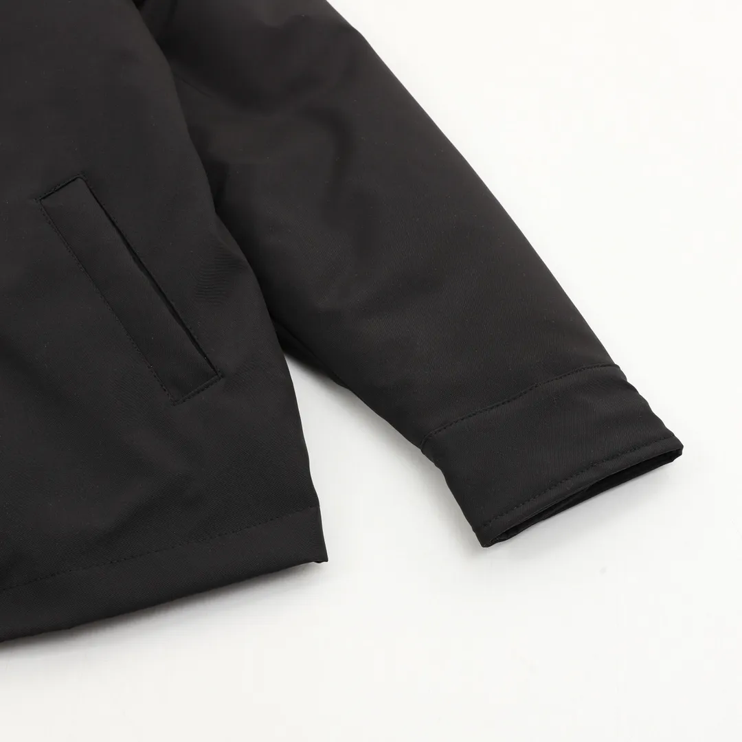 🅿️570 DIOR/Dior’s new old-style back pocket cotton jacket. This short jacket displays the heart logo this season, highlighting the dir brand initials with geometric pattern charm and romantic style. Crafted from cotton, it features a flapless stash pocket and a ribbed finish. It has a fashionable aesthetic and can be easily matched with all kinds of casual clothing to create a sophisticated look. Featuring heart embroidered wide collar with two-way zip closure on the front and dir-engraved zipper pulls without flaps. Stash pockets. Ribbed hem and cuffs lined with dir signature. size：XS-L
