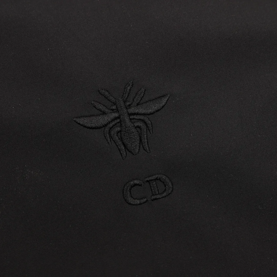 🅿️570 DIOR/Dior’s new old-style back pocket cotton jacket. This short jacket displays the heart logo this season, highlighting the dir brand initials with geometric pattern charm and romantic style. Crafted from cotton, it features a flapless stash pocket and a ribbed finish. It has a fashionable aesthetic and can be easily matched with all kinds of casual clothing to create a sophisticated look. Featuring heart embroidered wide collar with two-way zip closure on the front and dir-engraved zipper pulls without flaps. Stash pockets. Ribbed hem and cuffs lined with dir signature. size：XS-L