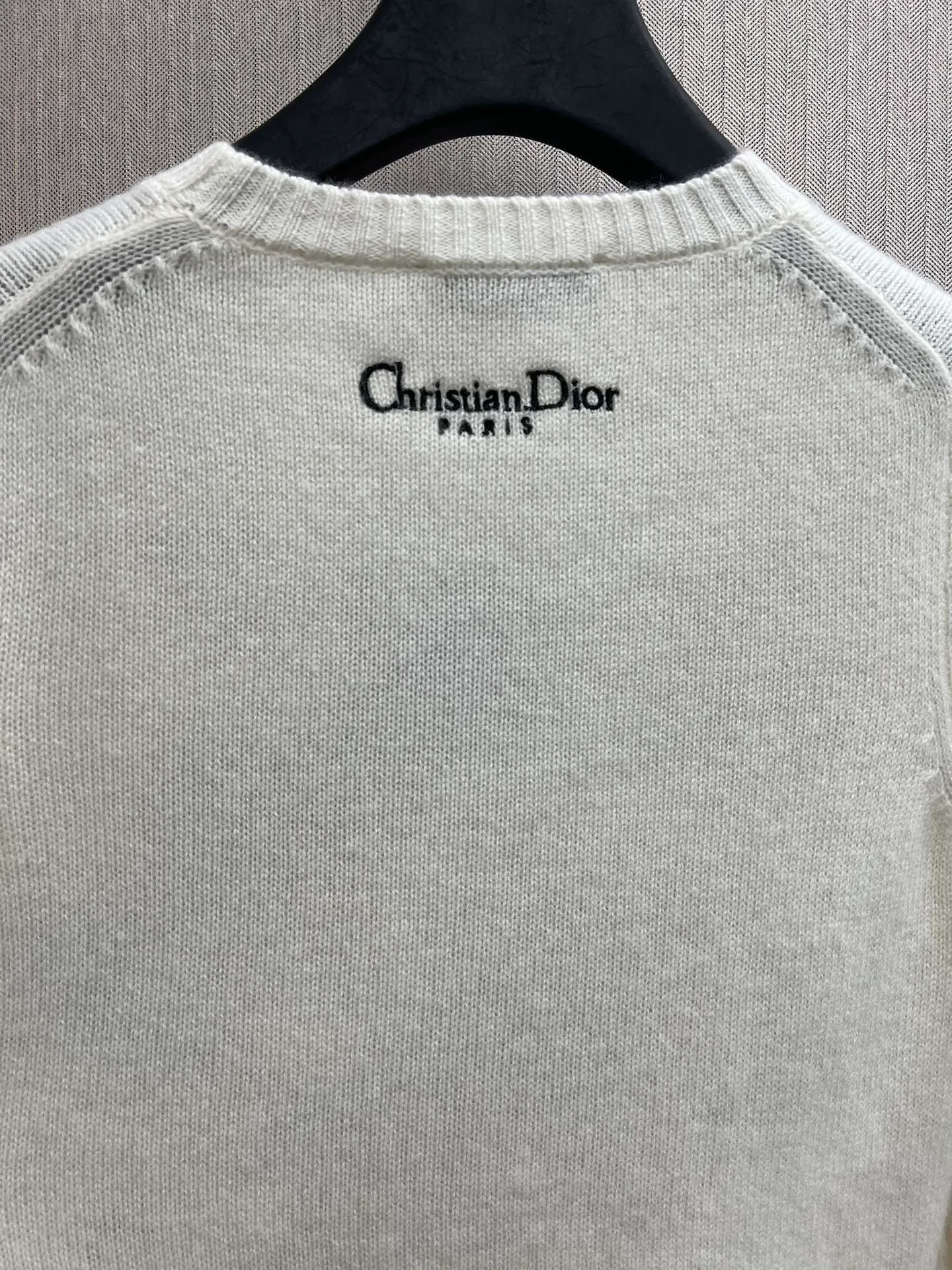 🅿️700 Dior 25ss new sweater from the Dior Souvenir limited series, decorated with multi-color Dior Souvenir pattern embroidery, using colorful colors to highlight the distinctive characteristics of the place, vividly depicting this destination cherished by Dior. Crafted from white cashmere fabric in a regular fit with ribbed trims. Elevate any look throughout the season or pair with other pieces from the Dior Souvenir collection. Size: S.M.L.