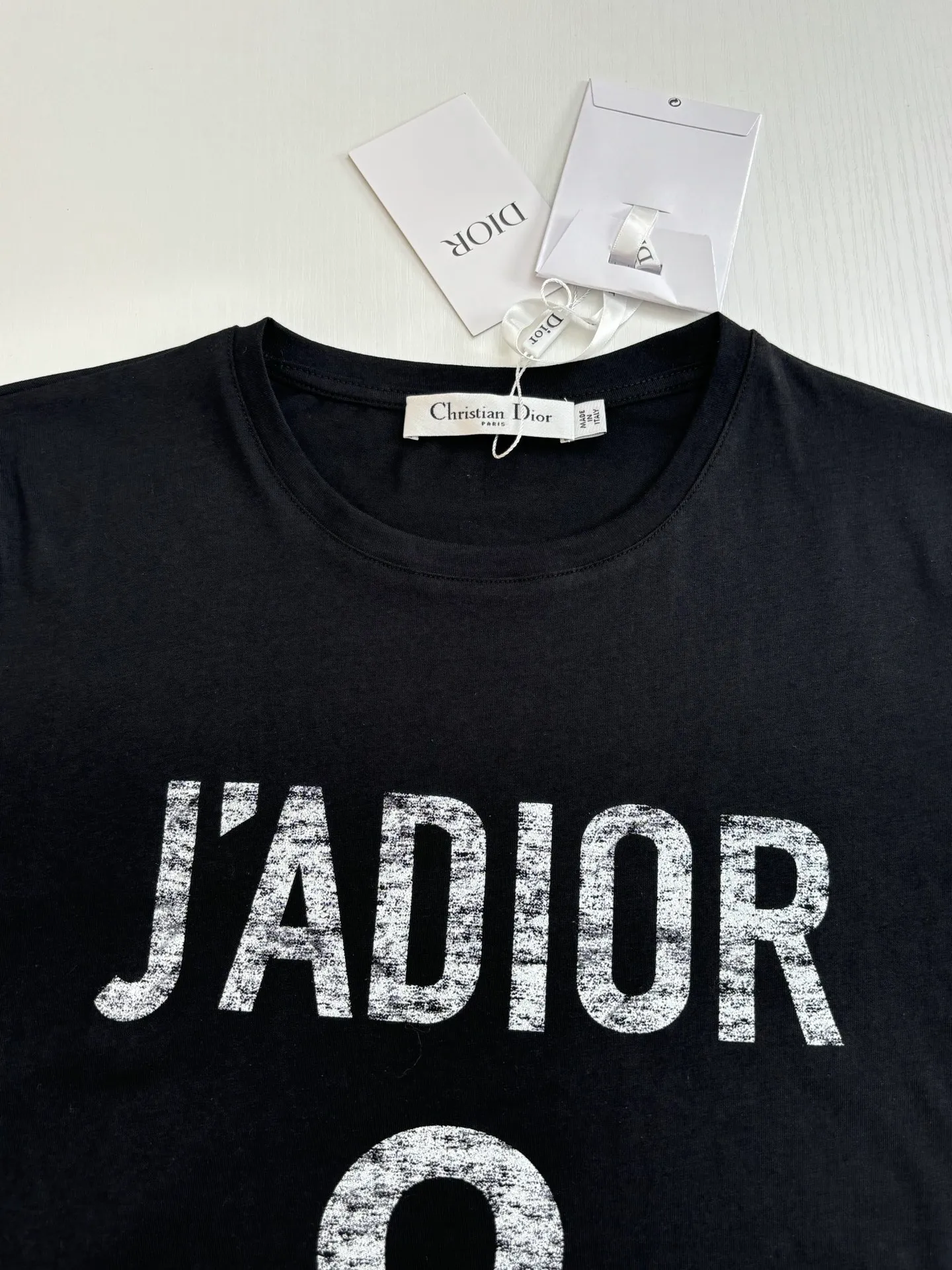 🅿️256 Dio*/ Dior 25Ss new classic 8-letter printed round-neck short-sleeved T-shirt. Customized cotton material, breathable, comfortable, and full of texture. The short-sleeved T-shirt is cut to highlight the brand style. Made of heavyweight pure cotton, slightly stretchy, showing a slimming visual effect. The light letters permeate to give a soft and fresh feeling. The classic "JADIOR 8" words highlight the brand charm and add a sense of fashion. Size: S/M/L