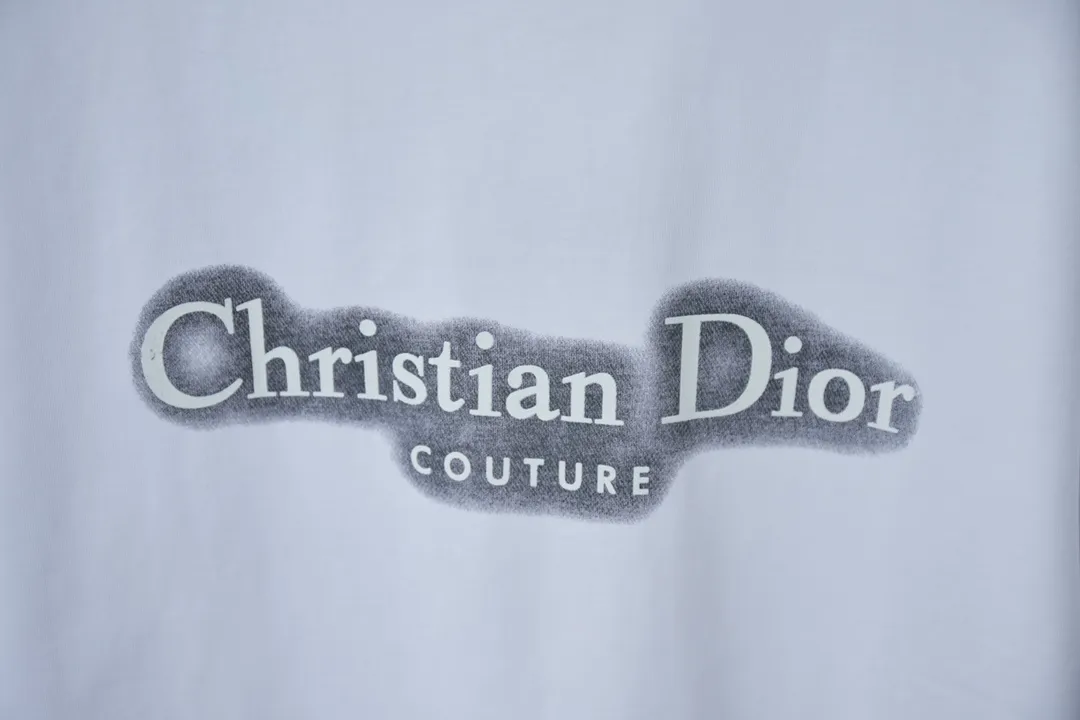 🅿️190 D*or CD 25SS new style in early spring Mother logo luminous printed short sleeves Light luxury essential item for daily commuting for men and women Correct version Welcome to compare Detailed features · 280g 100% pure cotton double yarn jersey fabric · Special thickened 32 pieces of double-strand 1X1 thread in the same vat · Imported environmentally friendly screen 3D luminous effect printing technology · Double needle stitching and cross-stitch technology · Original main mark, washed tag, brand moisture-proof paper packaging Color: black/white Size: S/M/L/XL