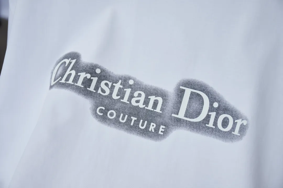 🅿️190 D*or CD 25SS new style in early spring Mother logo luminous printed short sleeves Light luxury essential item for daily commuting for men and women Correct version Welcome to compare Detailed features · 280g 100% pure cotton double yarn jersey fabric · Special thickened 32 pieces of double-strand 1X1 thread in the same vat · Imported environmentally friendly screen 3D luminous effect printing technology · Double needle stitching and cross-stitch technology · Original main mark, washed tag, brand moisture-proof paper packaging Color: black/white Size: S/M/L/XL