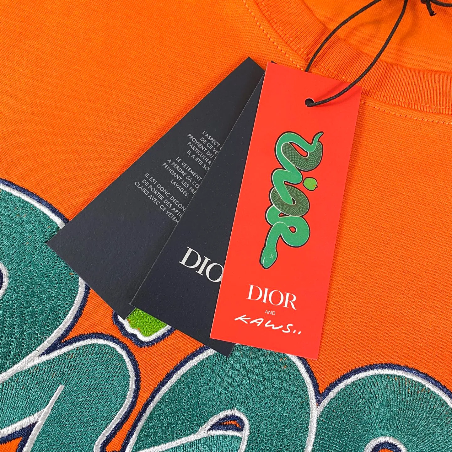 🅿️200 Dior DIOR✖️KAWS co-branded 25-year new Year of the Snake New Year Limited Series Golden Snake Presents Good Luck Short-sleeved T-shirt Fabric: 310 heavyweight cotton, feel free to compare Made of specific heavyweight 32S fine cotton jersey fabric, 280 grams in weight; with 32s+70D drawbar thread, 280g: 95/cotton*5% spandex double yarn rib. The worsted cotton material is light, thin and breathable, with a strong cotton feel on the hand and strong breathability and moisture absorption; the threads are woven into combed cotton fabric using a blending process, making the fabric very soft to the touch. The worsted cotton material is light and breathable, has a strong cotton feel on the hand, is breathable and hygroscopic; it is not easy to wrinkle and does not require special care. 32-needle high-end textile imported from the rib, 70D ultra-fine elastic stitching, nearly non-feeling stitching, comfortable and fit the body shape.  A full set of new Dior accessories, suitable for both men and women. Color: White Orange Size: XS-L