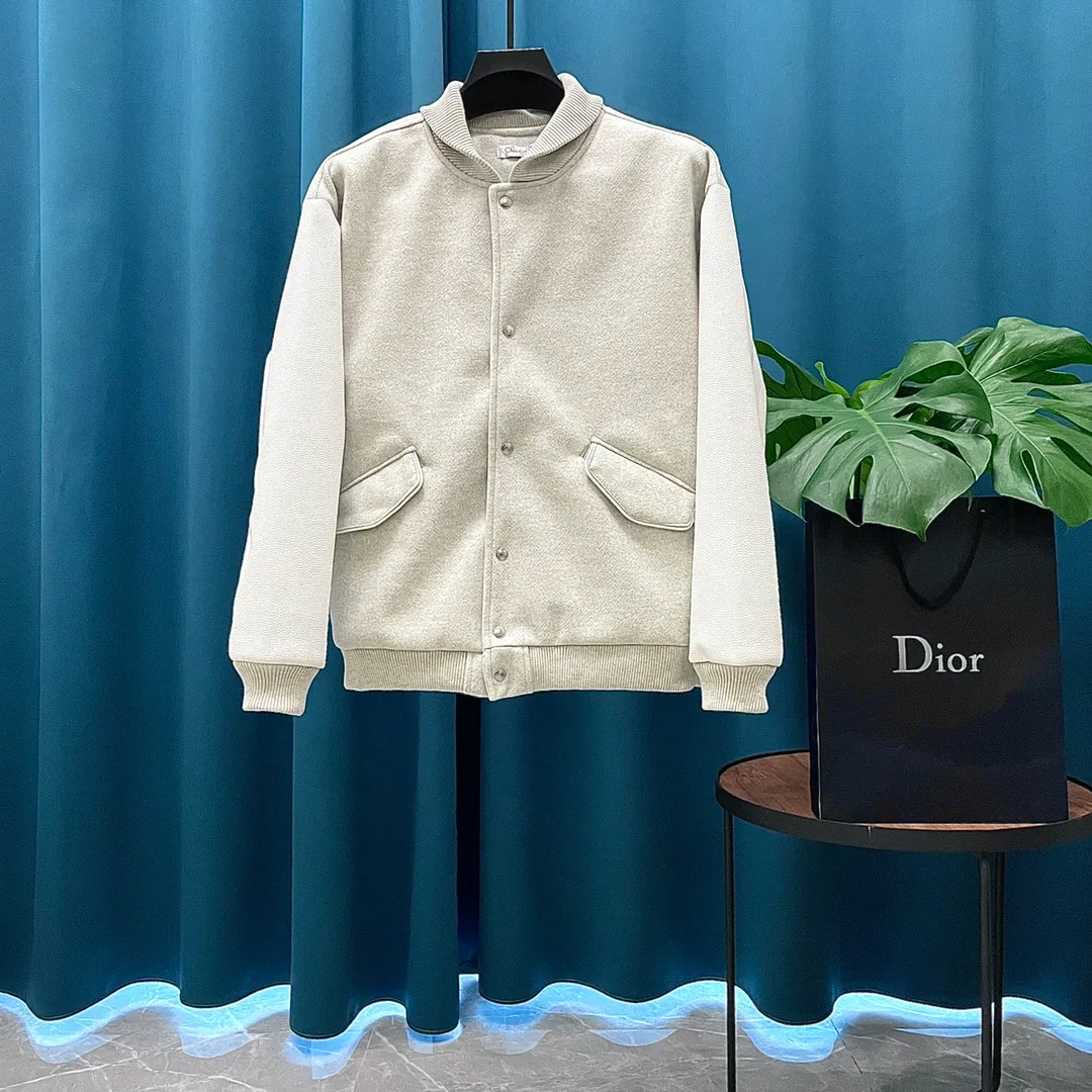 🅿️410 Dior➡️Dior 2025ss runway style baseball jacket. I ordered the original model and it took a month to finally ship. I love it so much. The upper body is really handsome. A blogger on Douyin said that LV's new products this year will become the future trend. If you look through street photos, you will find that celebrities regard it as a collectible jacket, a must-have item for men and women who want light luxury for commuting. Developing the highest version on the entire network, it took 1 month to customize and the cost was extremely high. The German imported flat-machine made custom-woven wool jacquard threads, using the first layer of imported lambskin. The pleated texture is unparalleled. It is hand-cut and meticulously crafted. The stitching position is very technical. Whether the whole garment is good or not depends on this position. Top-notch workmanship and details can stand the test. A full set of customized accessories, the letters are clear and perfectly restored without any difference. High-end atmosphere and full grade! The entire dress is exclusively customized with heavy craftsmanship. The towel patch embroidery is perfectly combined with craft embroidery and precise stitching! Absolute craftsmanship quality!