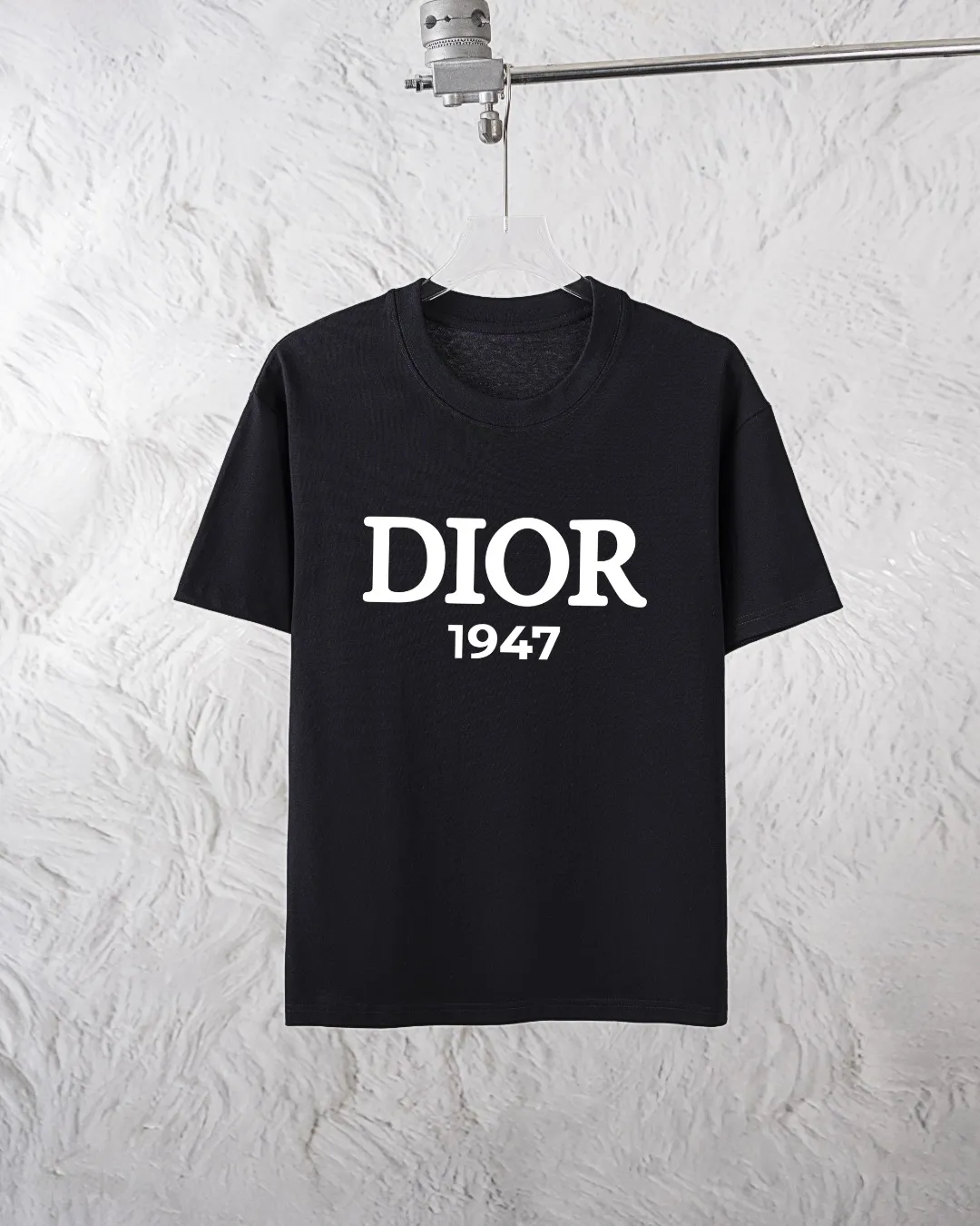 🅿️300 Dior Exclusively provides new trendy men’s fashionable round neck short-sleeved shorts suits, trendy and fashionable casual short-sleeved suits! It has high breathability and comfort, impeccable details, and brand element design concept, reflecting high quality. It presents a casual cut and the upper body shape is great! Material: 260g double yarn pure cotton short sleeves + 360g pure cotton terry shorts Size: S-XXL 🔥 (please state your height and weight when placing an order)