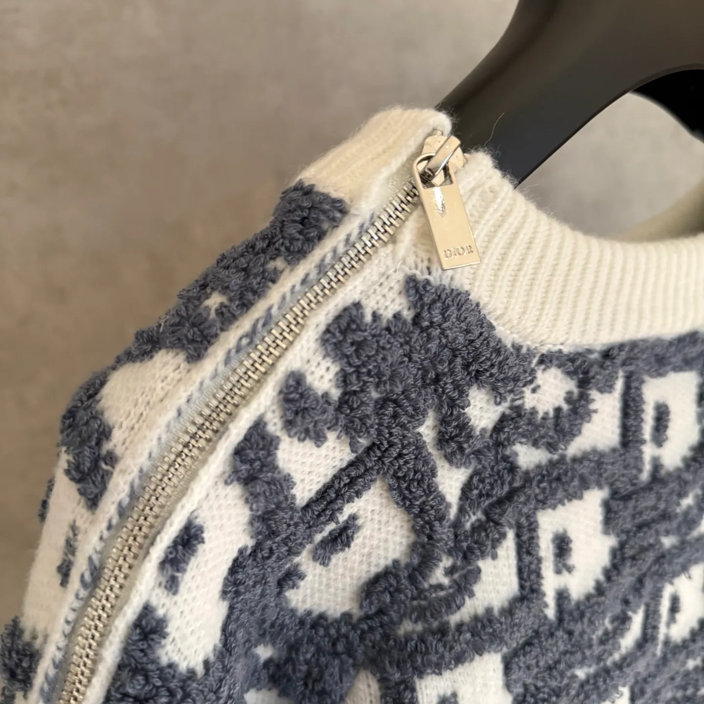 🅿️580 [Strict quality control] Dio* Dior wool blend round neck long-sleeved sweater. This sweater is new for autumn 2025 and displays the iconic Dior twill pattern. It is made of cotton-wool blend jacquard fabric and is printed with the Dior twill pattern in contrasting yarns. Wear it with a pair of tailored trousers in a coordinating tone for an elegant look, or pair it with a pair of jeans for a more casual look. Color: black/white/black gray/blue and white 4 colors Size: M-2XL Same style for men and women