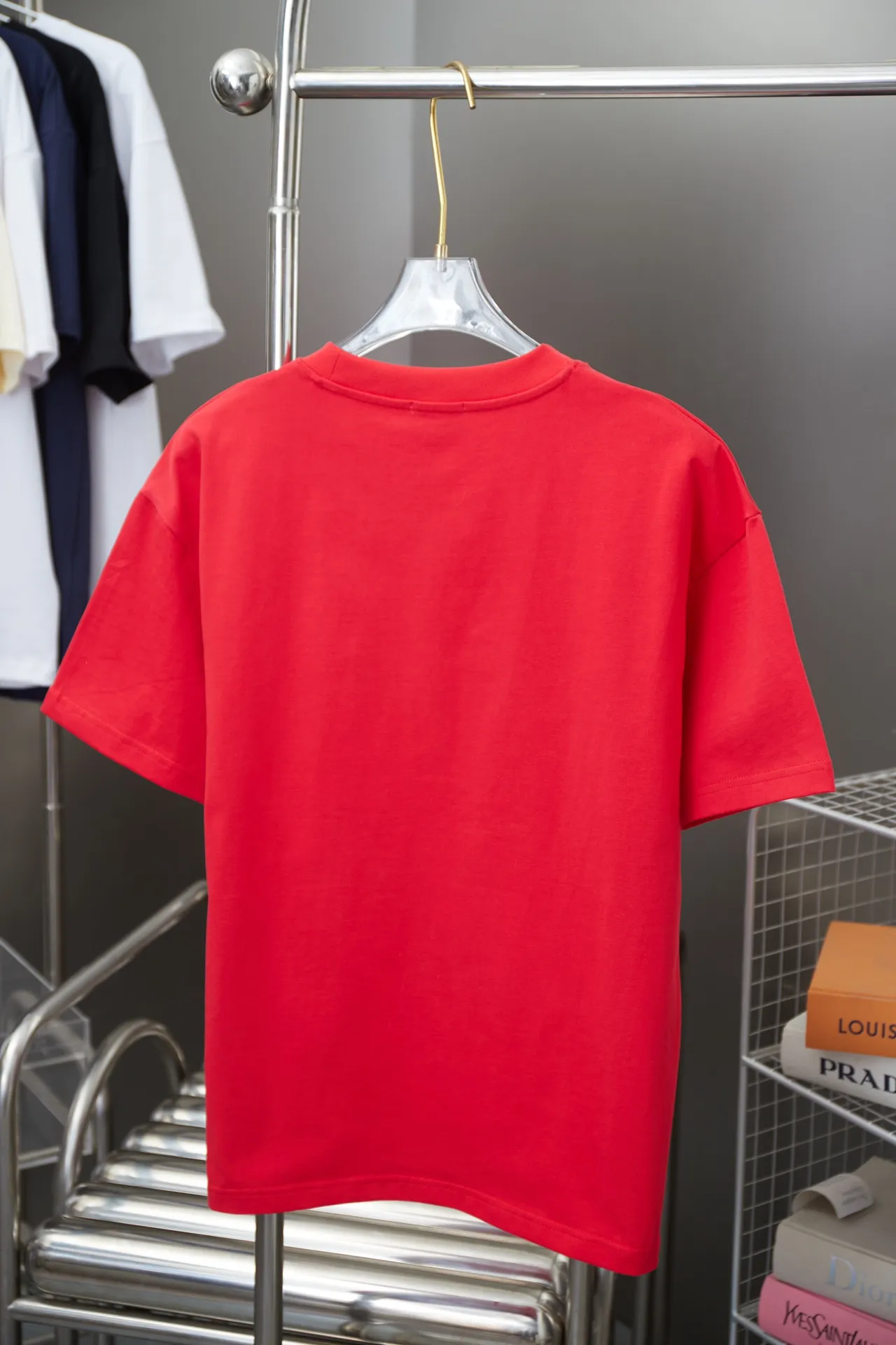 🅿️170 Christian D*or 25SS early spring new style Year of the Snake limited edition printed short-sleeved light luxury essential item for daily commuting for men and women Correct version Welcome to compare Detailed features · 280g 100% pure cotton double yarn jersey fabric · Special thickened 32 pieces of double-strand 1X1 thread in the same vat custom dyeing · Digital direct-injection Kangli printing · Double-needle stitching and cross-stitching technology · Original main mark, washed tag, brand moisture-proof paper packaging Color: white green/white pink/black/red Size: S/M/L/XL