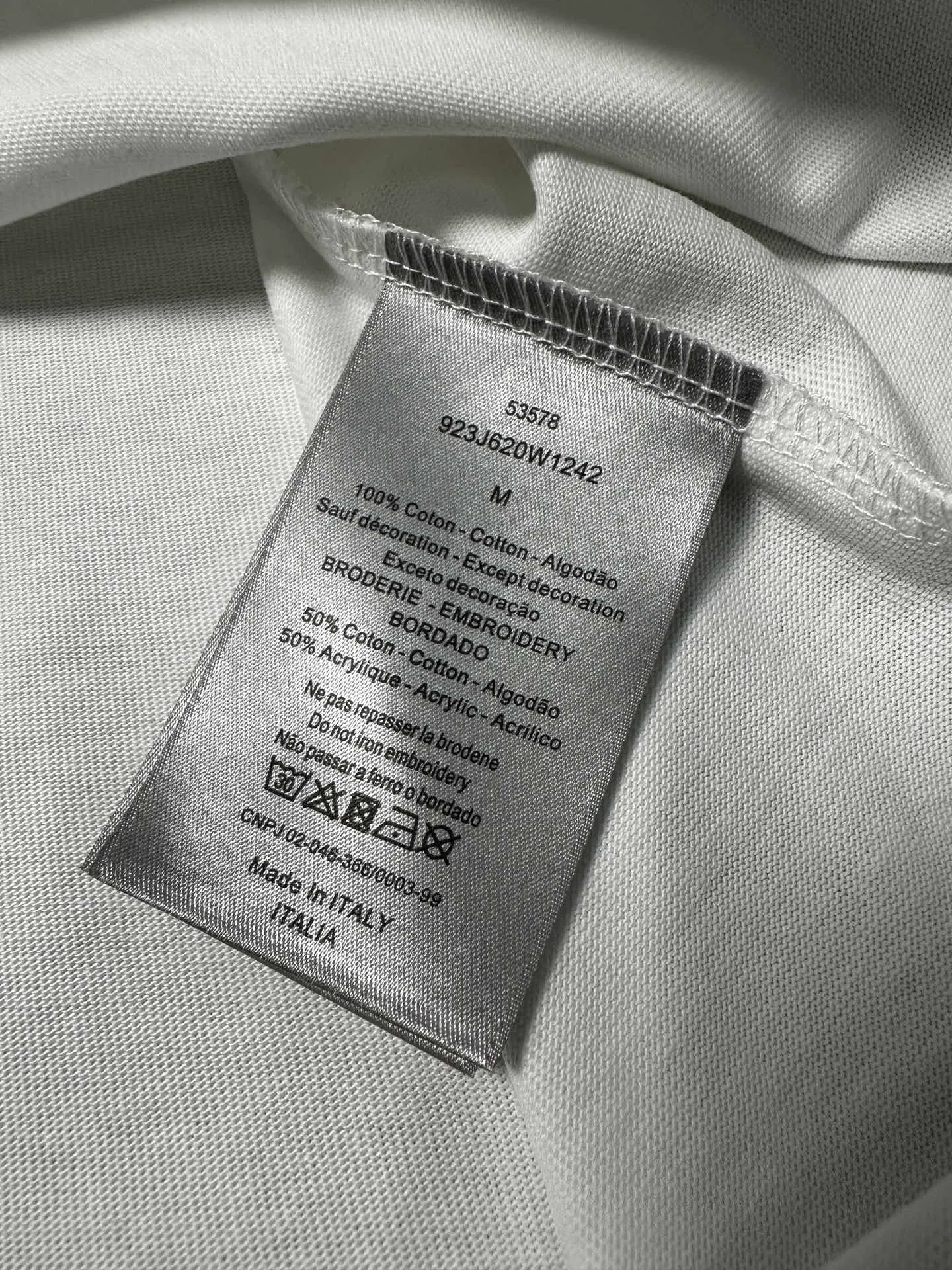 🅿️200 Dior short-sleeved T-shirt Technique: Embroidery Size: S~XL Color: Black White Fabric: combed tight cotton cover 280g, soft to the touch, meticulous workmanship. The same loose fit for men and women!