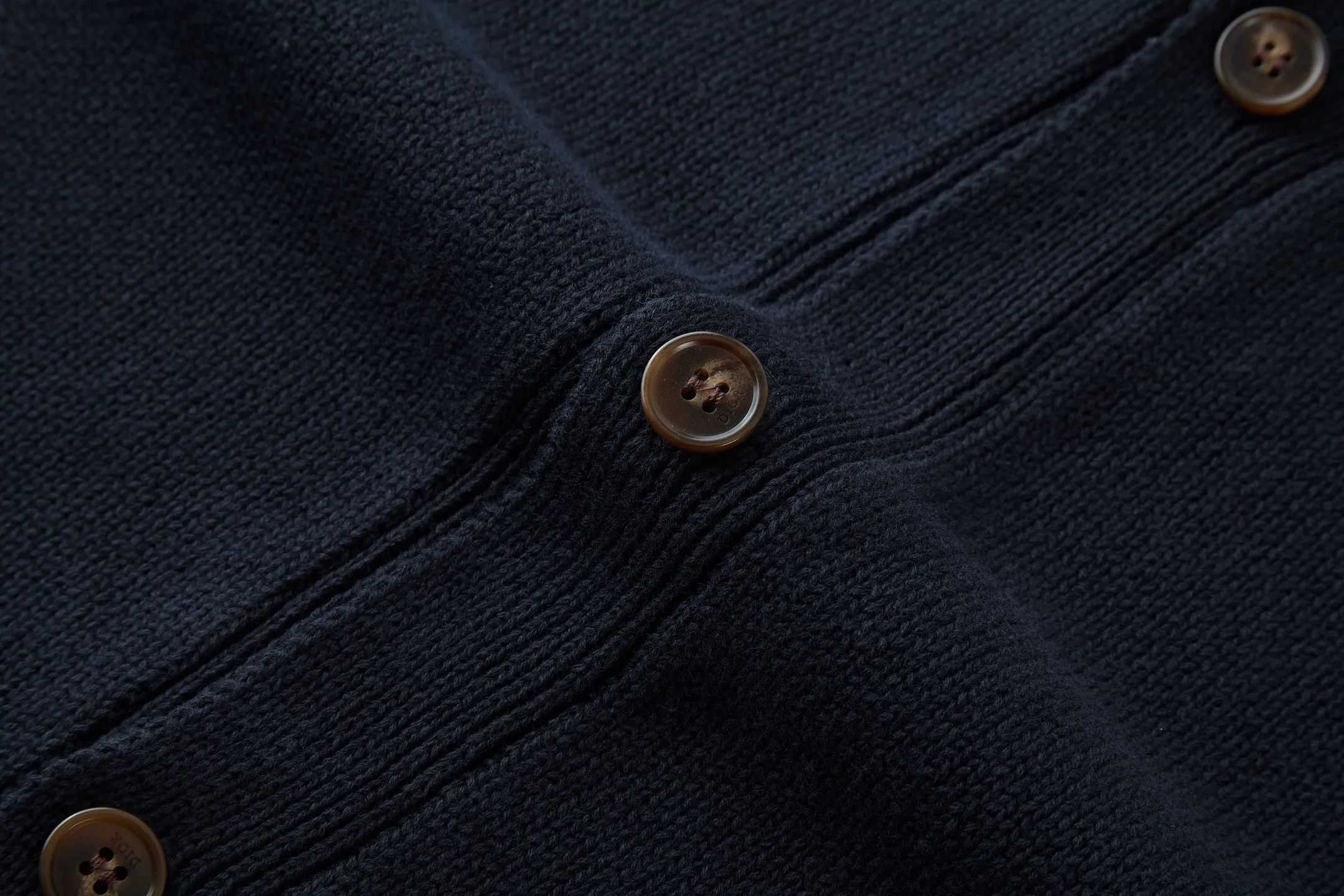 🅿️560 [Exclusive supply] CD Friend Embroidered Cotton Blended Button Cardigan (Navy Blue) The fabric is made of 40-count cotton yarn and wool, and the cotton content is 62%. It is mixed with 38% polyester. Mixing two kinds of wool materials can effectively make the upper body more three-dimensional. The embroidery uses high-density wool yarn embroidery technology, and the front numbers are all equipped with the joint series embroidery LOGO. The number of stitches is about 12,000. The auxiliary buttons are made of natural horn buttons, with the brand's iconic [DIOR] LOGO on the buttons. This cardigan displays the Dior For My Real Friends logo from the DIOR AND HYLTON NEL collaboration. Crafted from white cotton-blend jersey with embroidery on the front and back, button fastening and ribbed trims. Size:S-M-L