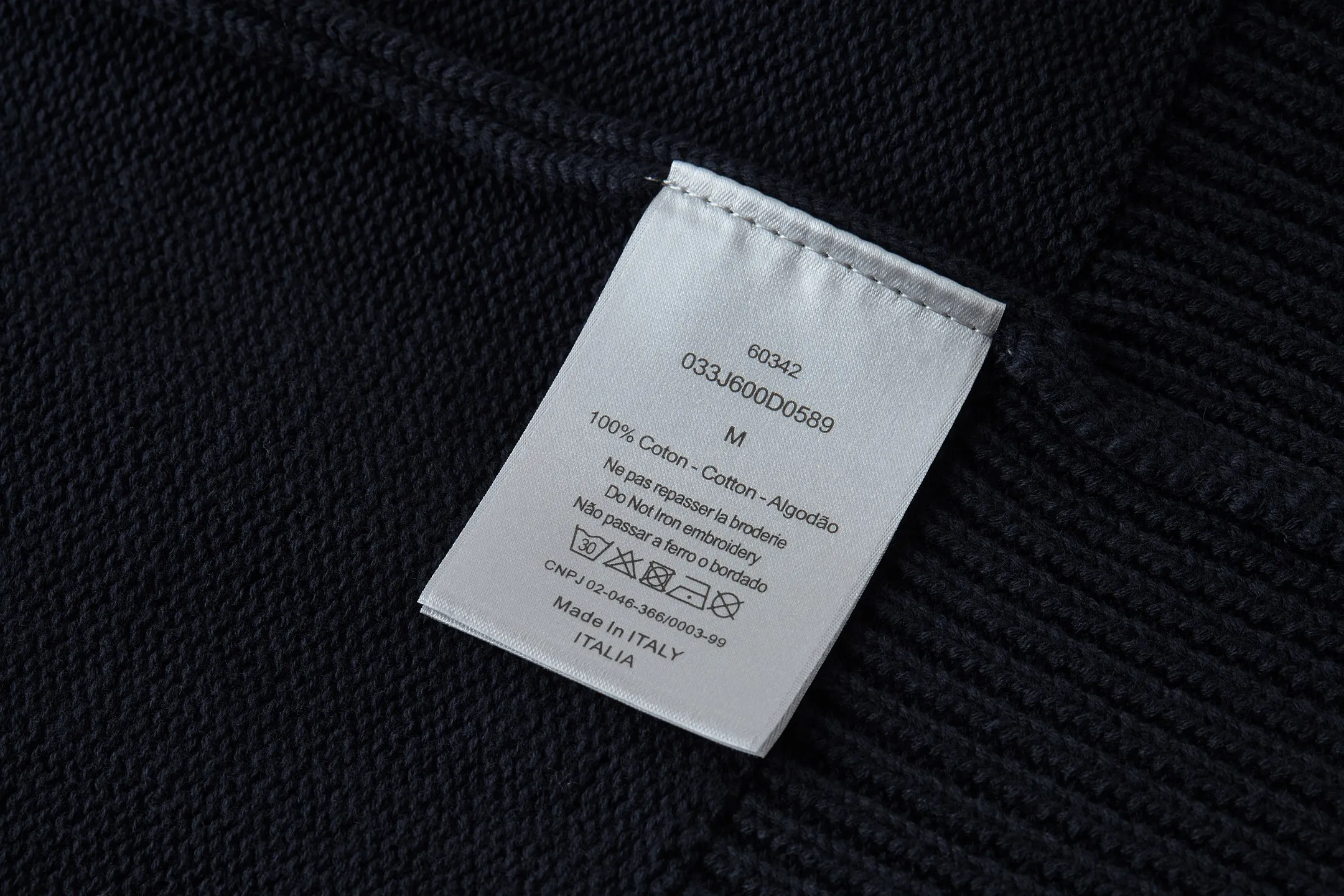 🅿️560 [Exclusive supply] CD Friend Embroidered Cotton Blended Button Cardigan (Navy Blue) The fabric is made of 40-count cotton yarn and wool, and the cotton content is 62%. It is mixed with 38% polyester. Mixing two kinds of wool materials can effectively make the upper body more three-dimensional. The embroidery uses high-density wool yarn embroidery technology, and the front numbers are all equipped with the joint series embroidery LOGO. The number of stitches is about 12,000. The auxiliary buttons are made of natural horn buttons, with the brand's iconic [DIOR] LOGO on the buttons. This cardigan displays the Dior For My Real Friends logo from the DIOR AND HYLTON NEL collaboration. Crafted from white cotton-blend jersey with embroidery on the front and back, button fastening and ribbed trims. Size:S-M-L
