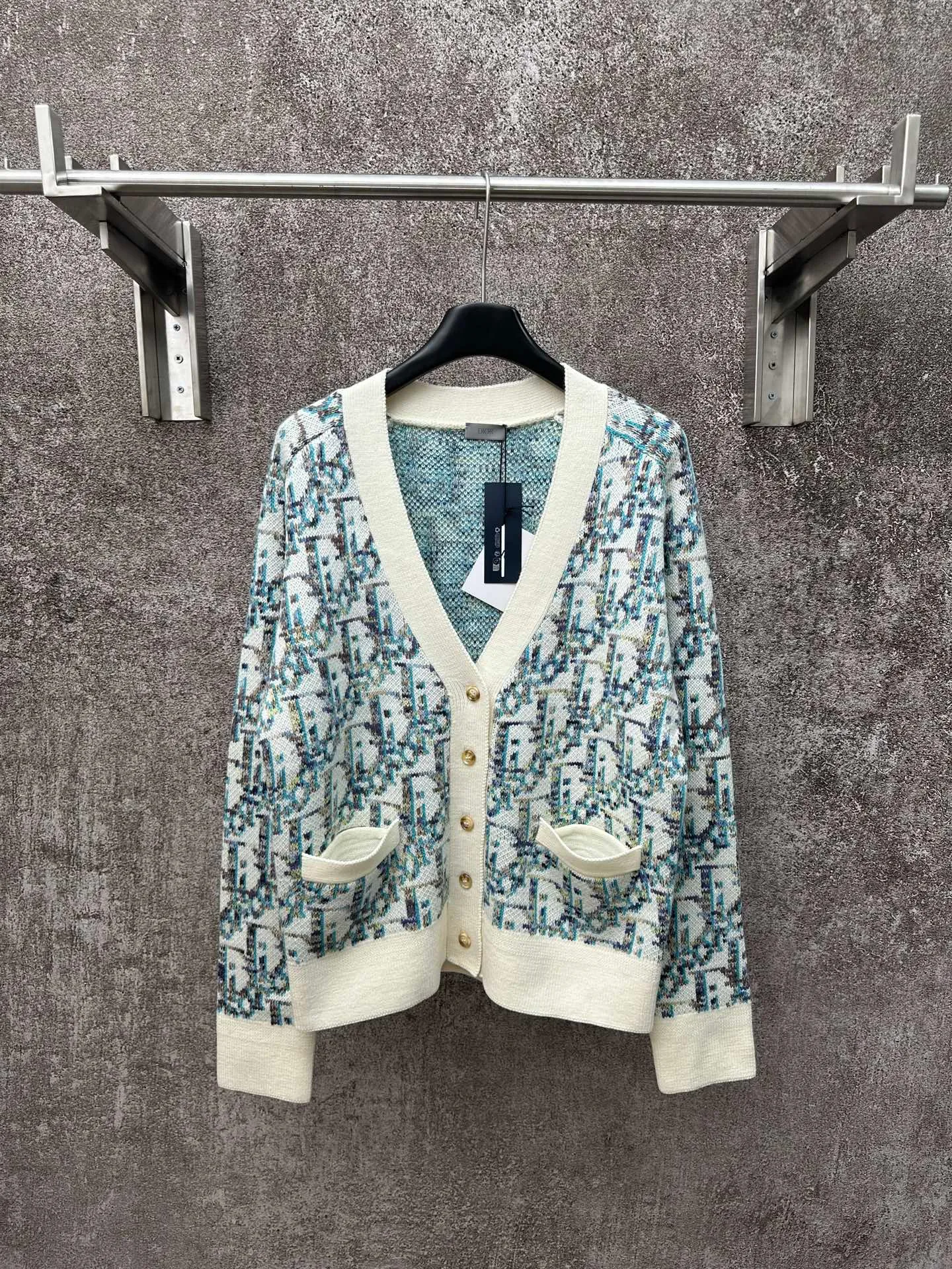 🅿️500 Dior presbyopic all-over printed wool cardigan is made of 55 wool blended material, 55% wool and 45% cotton. The weaving method uses 10-count medium-thick and fine grain and is woven on an imported wool loom. This sweater reinterprets Dior's classic Oblique print pattern. Crafted from sheep wool jacquard with ribbed details for a classic silhouette. Can be paired with a variety of outfits to show off your personality. Size: S M L XL