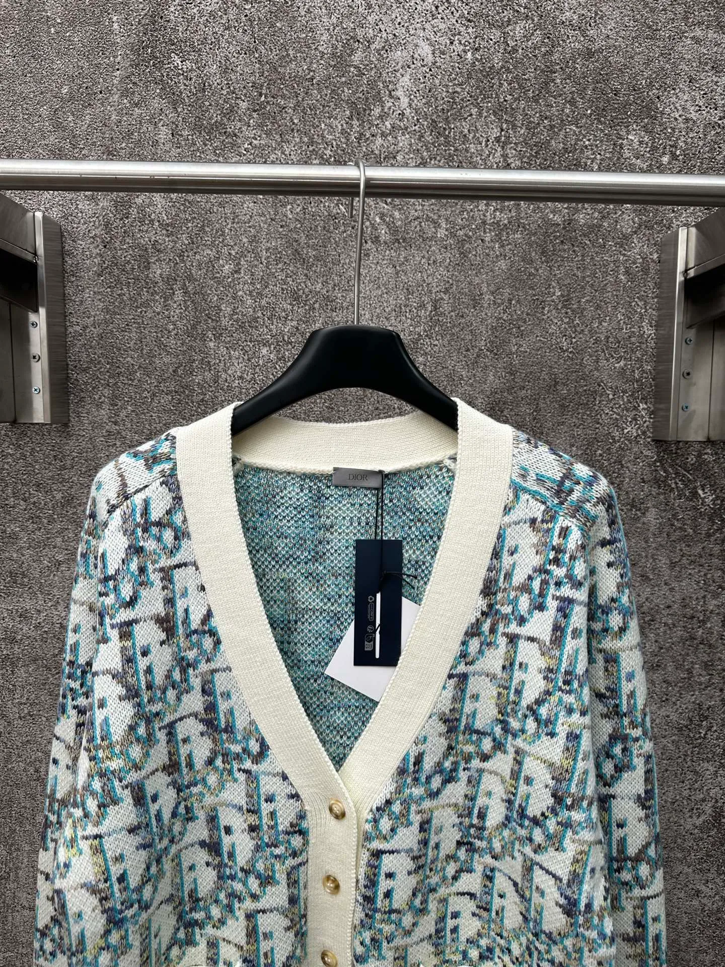 🅿️500 Dior presbyopic all-over printed wool cardigan is made of 55 wool blended material, 55% wool and 45% cotton. The weaving method uses 10-count medium-thick and fine grain and is woven on an imported wool loom. This sweater reinterprets Dior's classic Oblique print pattern. Crafted from sheep wool jacquard with ribbed details for a classic silhouette. Can be paired with a variety of outfits to show off your personality. Size: S M L XL
