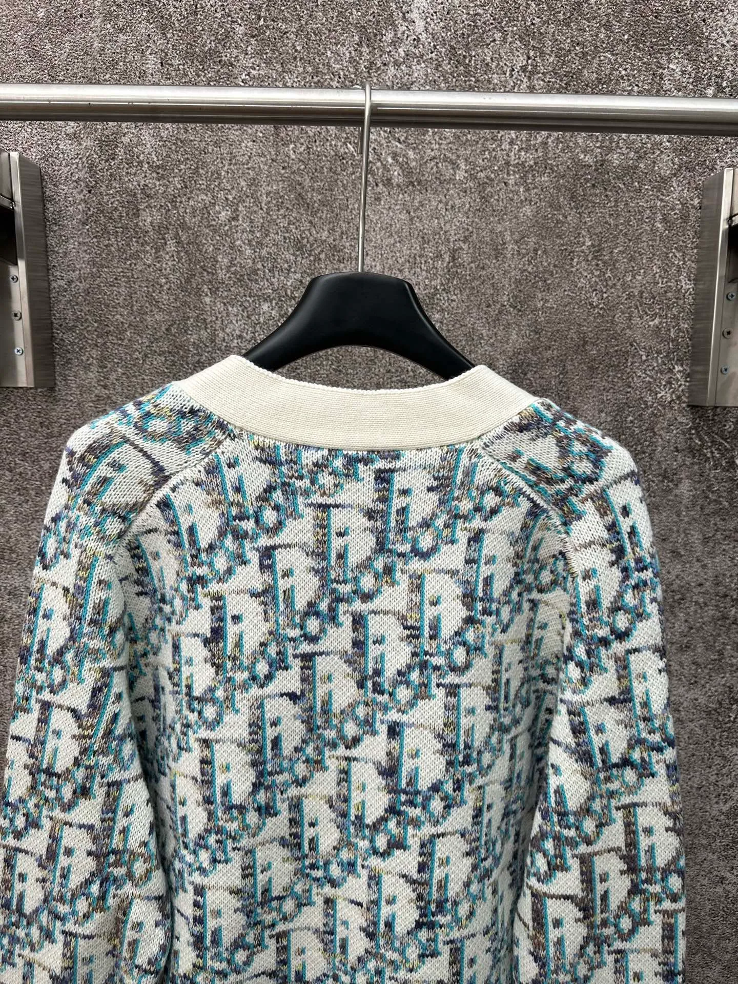 🅿️500 Dior presbyopic all-over printed wool cardigan is made of 55 wool blended material, 55% wool and 45% cotton. The weaving method uses 10-count medium-thick and fine grain and is woven on an imported wool loom. This sweater reinterprets Dior's classic Oblique print pattern. Crafted from sheep wool jacquard with ribbed details for a classic silhouette. Can be paired with a variety of outfits to show off your personality. Size: S M L XL