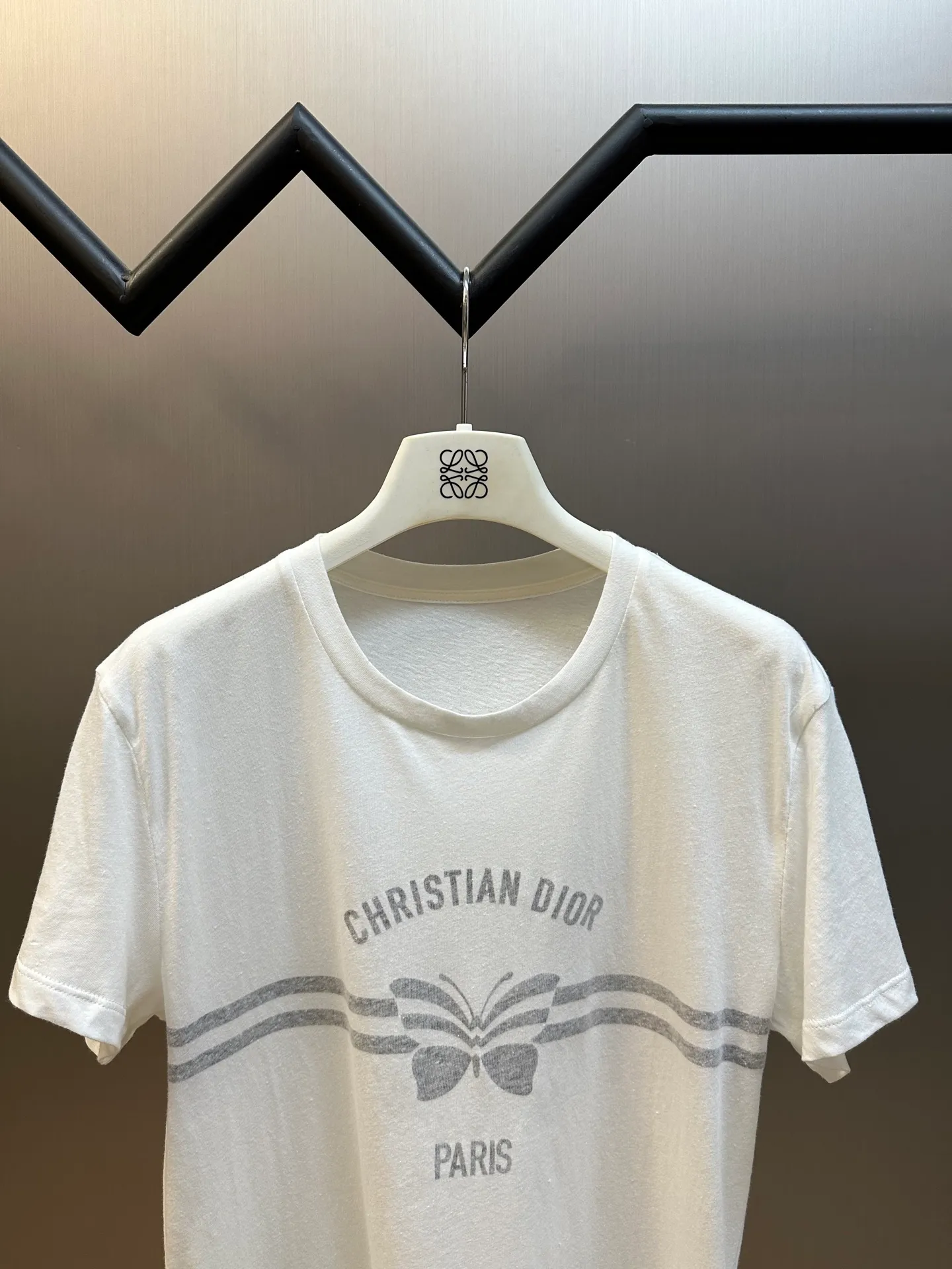 🅿️280 Women's Dior Reverse Print Butterfly Short Sleeve This T-shirt shows fashion and elegance. Crafted from white cotton-blend jersey, it's uniquely decorated with a gray Christian Dior Papillon pattern on the reverse. The classic crew neck design can enhance the style of various looks all year round.  size：s m l