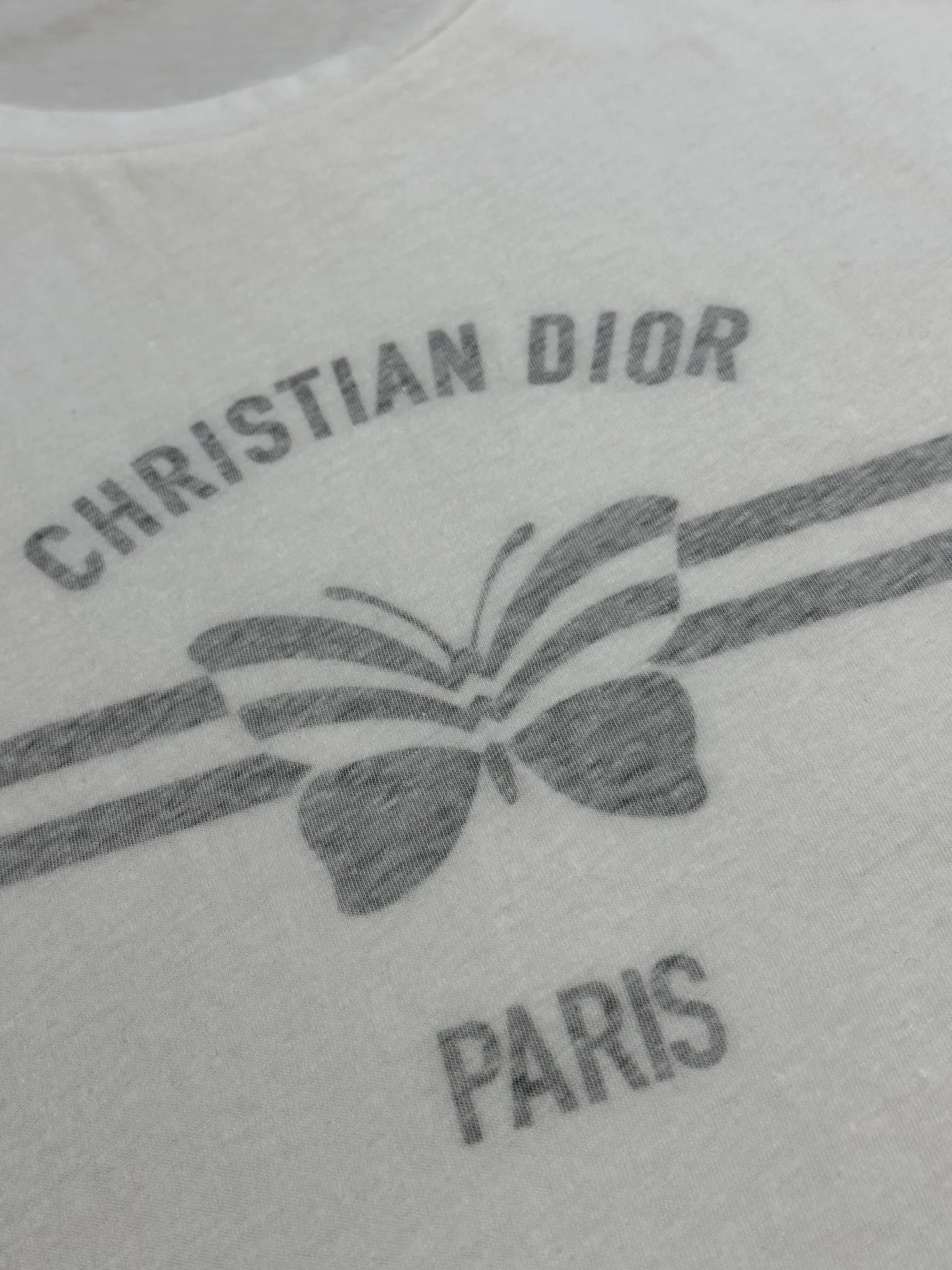 🅿️280 Women's Dior Reverse Print Butterfly Short Sleeve This T-shirt shows fashion and elegance. Crafted from white cotton-blend jersey, it's uniquely decorated with a gray Christian Dior Papillon pattern on the reverse. The classic crew neck design can enhance the style of various looks all year round.  size：s m l
