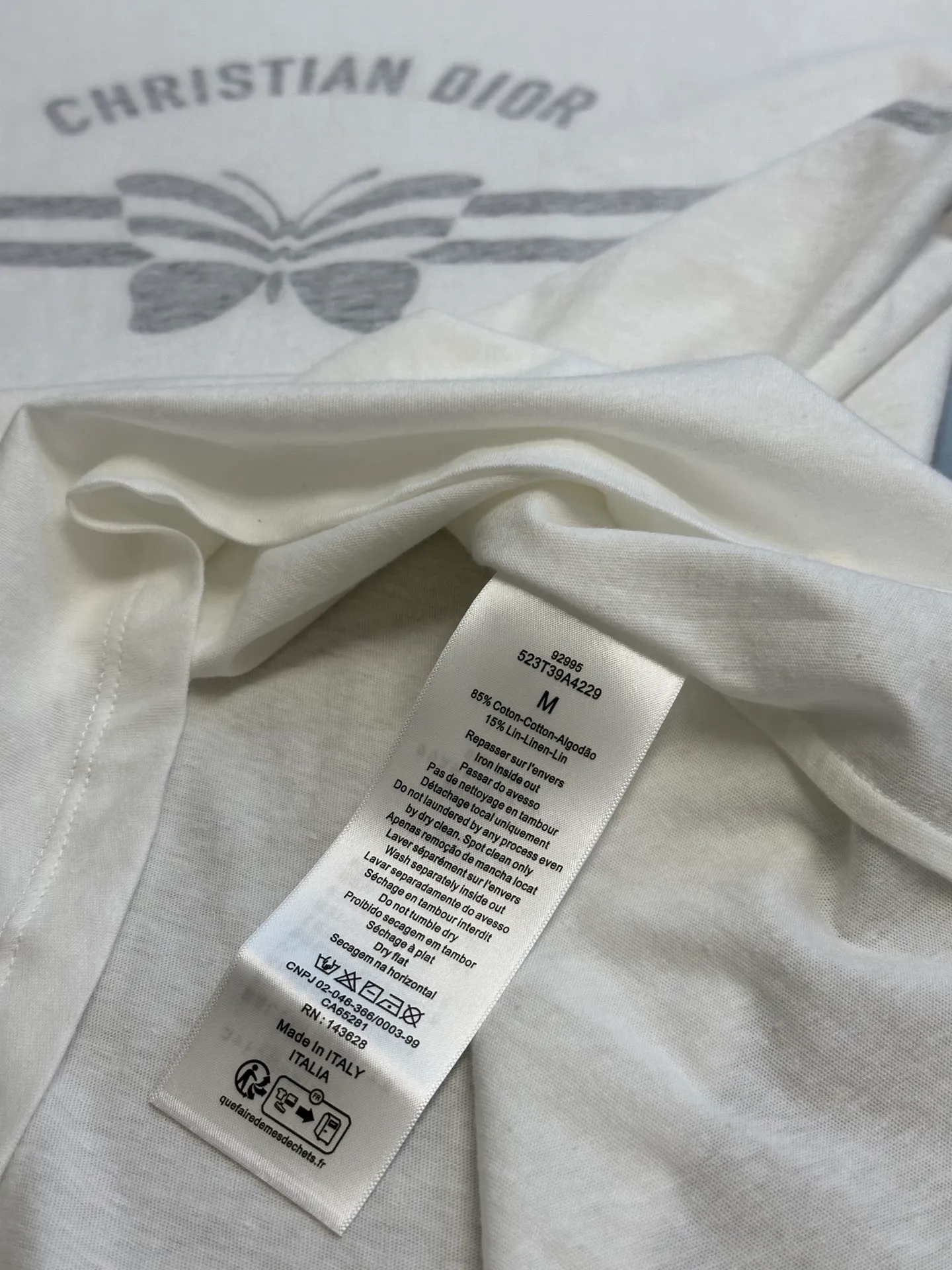 🅿️280 Women's Dior Reverse Print Butterfly Short Sleeve This T-shirt shows fashion and elegance. Crafted from white cotton-blend jersey, it's uniquely decorated with a gray Christian Dior Papillon pattern on the reverse. The classic crew neck design can enhance the style of various looks all year round.  size：s m l