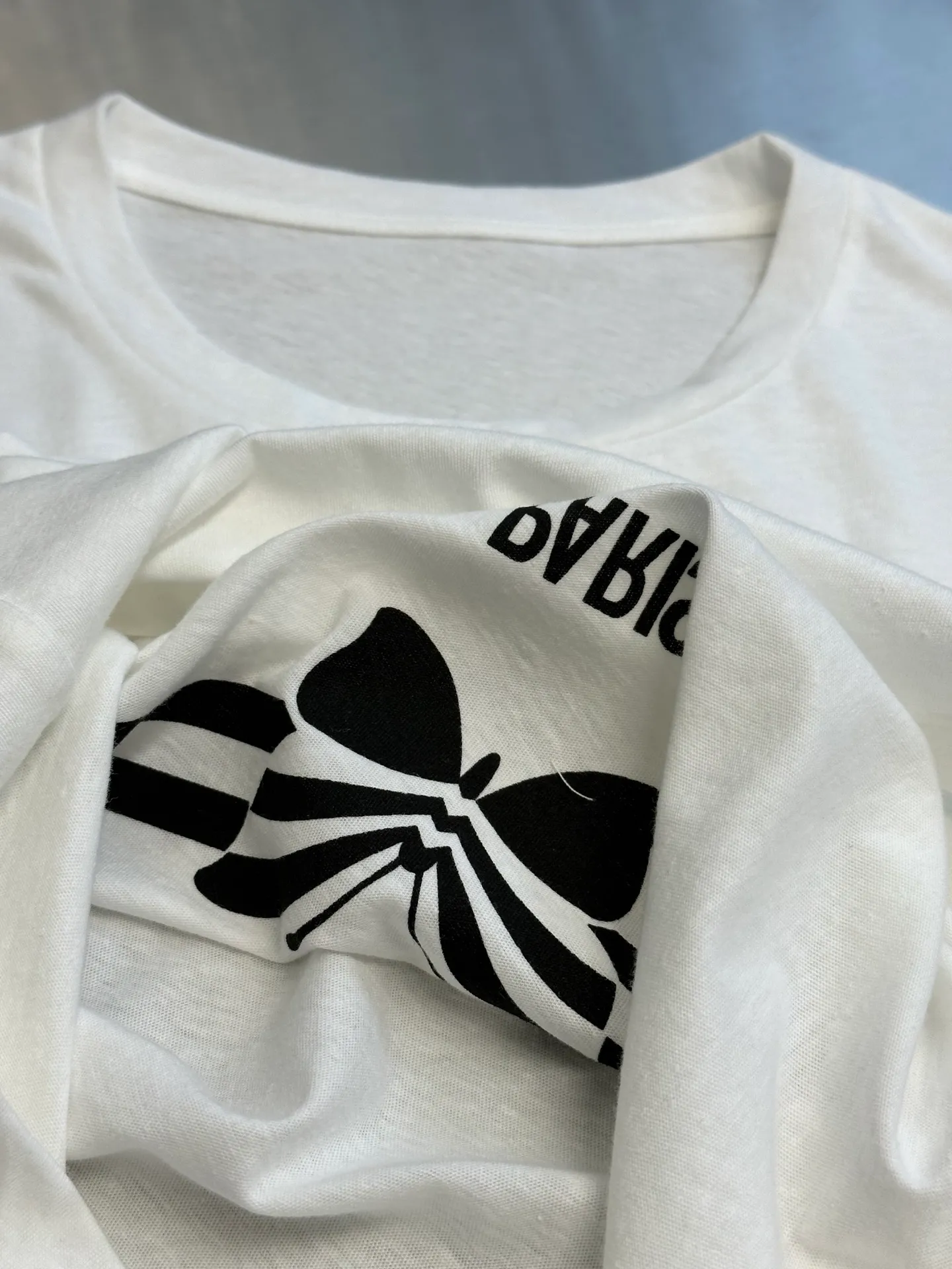 🅿️280 Women's Dior Reverse Print Butterfly Short Sleeve This T-shirt shows fashion and elegance. Crafted from white cotton-blend jersey, it's uniquely decorated with a gray Christian Dior Papillon pattern on the reverse. The classic crew neck design can enhance the style of various looks all year round.  size：s m l