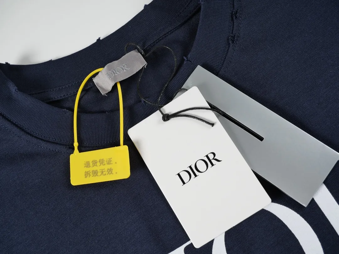 🅿️200 (with carrying case ➕5) CD 2024 new model No. 47 printed patch sleeve T-shirt Official website price: 22000 ￥ (1702T white) The fabric is made of [10s cotton slub plain weave], [gram weight 310g], Purchased a three-color Y version [custom-dyed bulk fabric color], the front panel was made with [eight-claw machine screen glue printing + digital direct injection and dot color integration], the sleeves [flat machine splicing cotton flat machine collar inter-color ribbing], the hem [special machine herringbone car stickers CD logo woven mark], all the hem and cuffs [special machine hand-picked toe-turning technology], and the ready-made clothes were made [hand-made frayed and distressed washing technology]. Size: XS S M L
