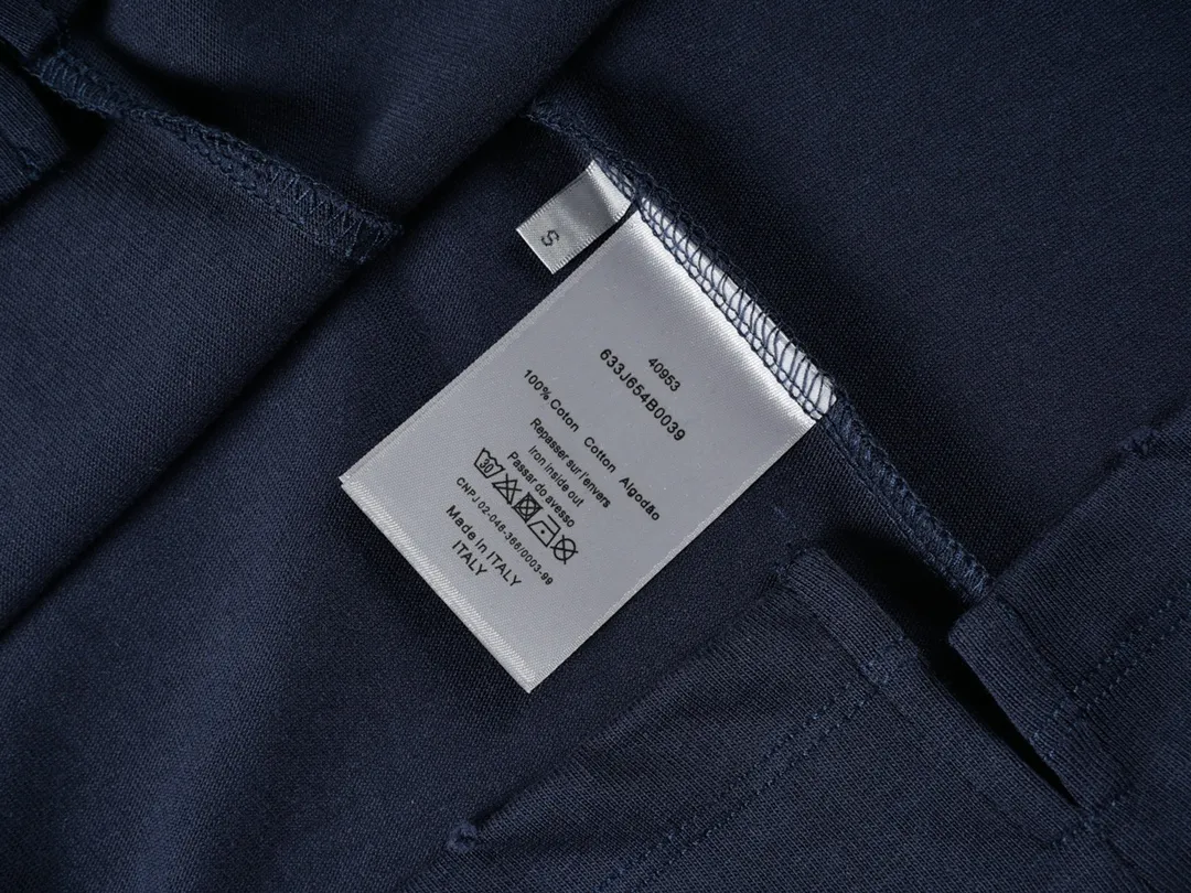 🅿️200 (with carrying case ➕5) CD 2024 new model No. 47 printed patch sleeve T-shirt Official website price: 22000 ￥ (1702T white) The fabric is made of [10s cotton slub plain weave], [gram weight 310g], Purchased a three-color Y version [custom-dyed bulk fabric color], the front panel was made with [eight-claw machine screen glue printing + digital direct injection and dot color integration], the sleeves [flat machine splicing cotton flat machine collar inter-color ribbing], the hem [special machine herringbone car stickers CD logo woven mark], all the hem and cuffs [special machine hand-picked toe-turning technology], and the ready-made clothes were made [hand-made frayed and distressed washing technology]. Size: XS S M L