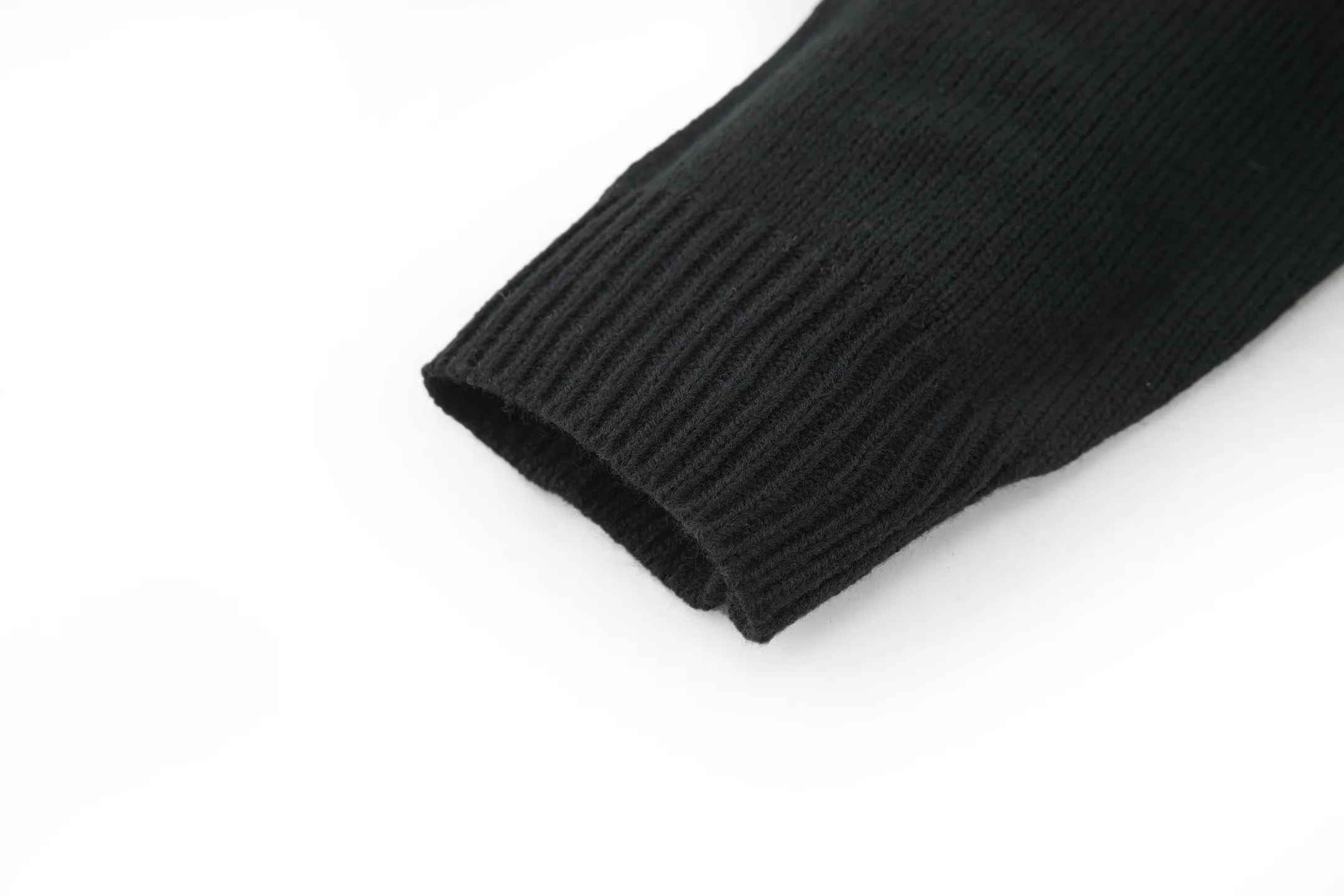 🅿️480 CD 26SS machine-sewn thread embroidered logo crew neck sweater (black). The original version was purchased for 16,000 and developed. The fabric is made of 50% wool and 50% cotton yarn. The chest logo is woven with a positive 7-needle imported machine, and the size is customized according to the original 1:1 data. Garment washing - removes impurities on the wool surface - fixes the color - fixes the pattern - adds hand feel. This knitted sweater is new to the Spring 2026 men's collection and is decorated with the Dior Ribbon logo, paying homage to the exquisite craftsmanship of the Dior workshops. Crafted from white sheep's wool jersey with a ribbed crew neck, cuffs and hem. The elegant fit can be paired with jeans for a casual yet chic look. Dior Ribbon embroidery, ribbed crew neck, cuffs and hem. Size:S-M-L-XL