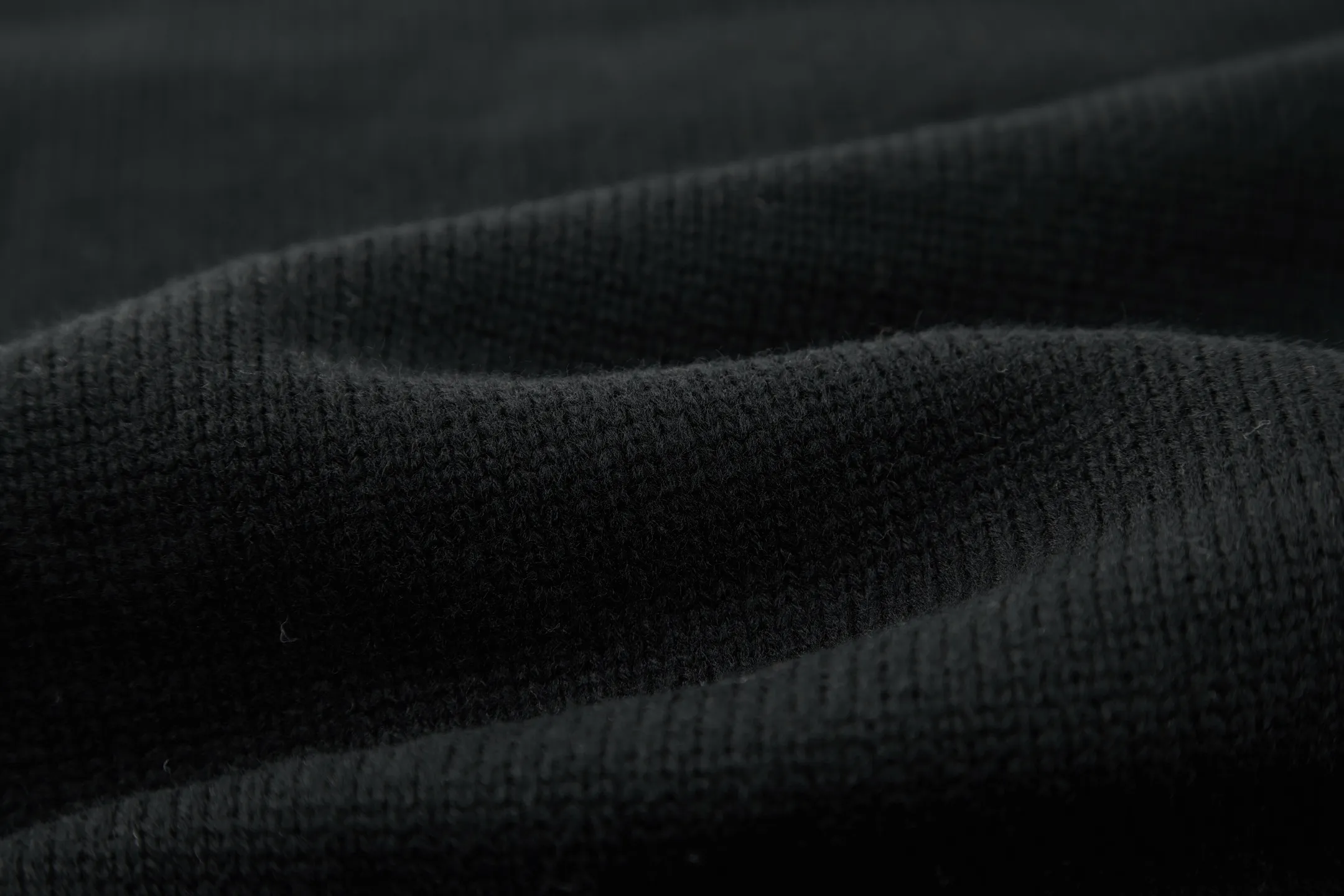 🅿️480 CD 26SS machine-sewn thread embroidered logo crew neck sweater (black). The original version was purchased for 16,000 and developed. The fabric is made of 50% wool and 50% cotton yarn. The chest logo is woven with a positive 7-needle imported machine, and the size is customized according to the original 1:1 data. Garment washing - removes impurities on the wool surface - fixes the color - fixes the pattern - adds hand feel. This knitted sweater is new to the Spring 2026 men's collection and is decorated with the Dior Ribbon logo, paying homage to the exquisite craftsmanship of the Dior workshops. Crafted from white sheep's wool jersey with a ribbed crew neck, cuffs and hem. The elegant fit can be paired with jeans for a casual yet chic look. Dior Ribbon embroidery, ribbed crew neck, cuffs and hem. Size:S-M-L-XL