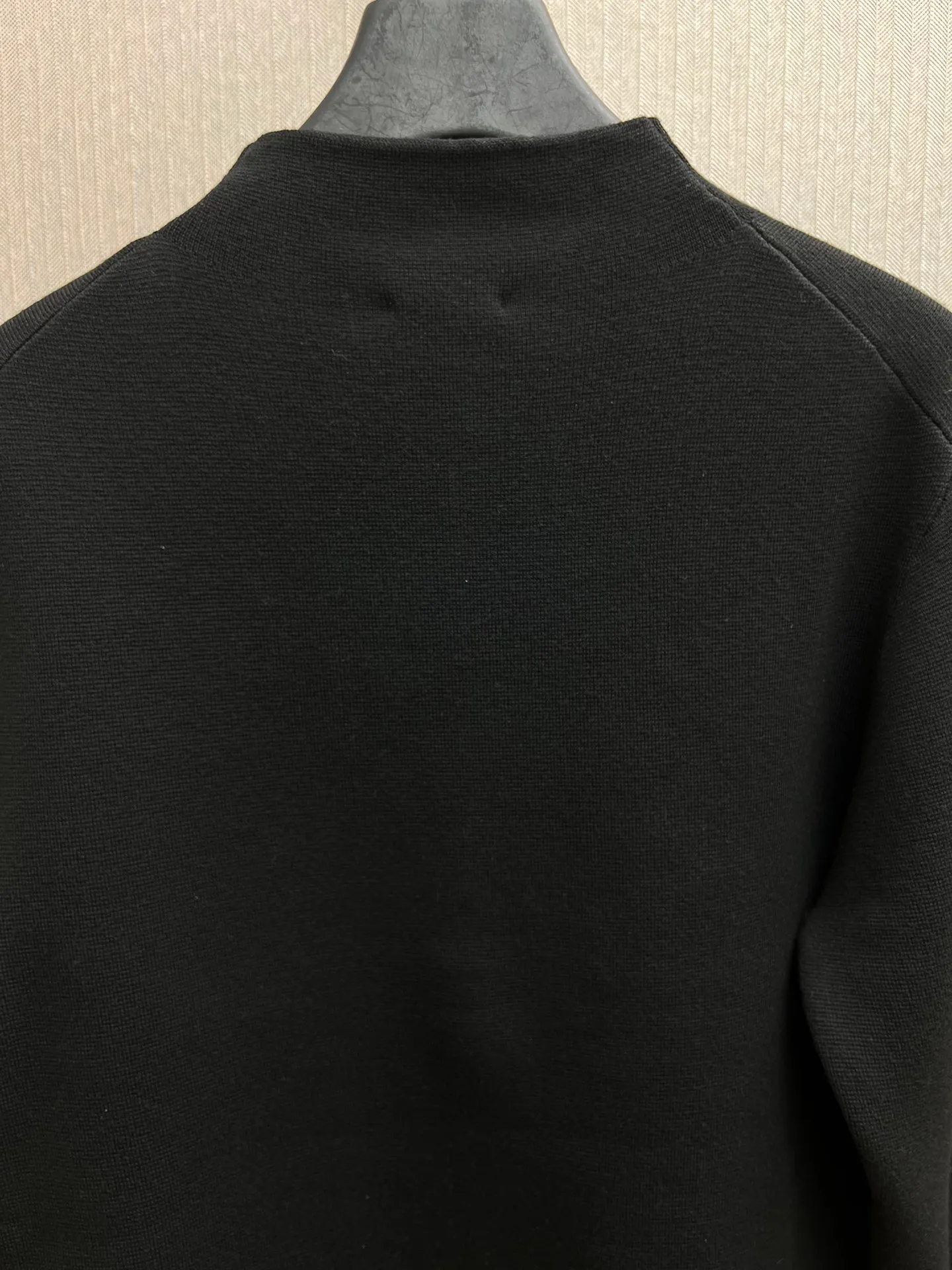 🅿️620 Dior 25ss new CD Icon sweater is a new interpretation of knitted items and is a model that showcases Dior's exquisite craftsmanship. Crafted from black sheepskin knit, it features debossed embroidery of the CD icon on the chest and a zip closure for a unique look. Warm and practical, it can be worn layered with a T-shirt. Size: S.M.L.XL.