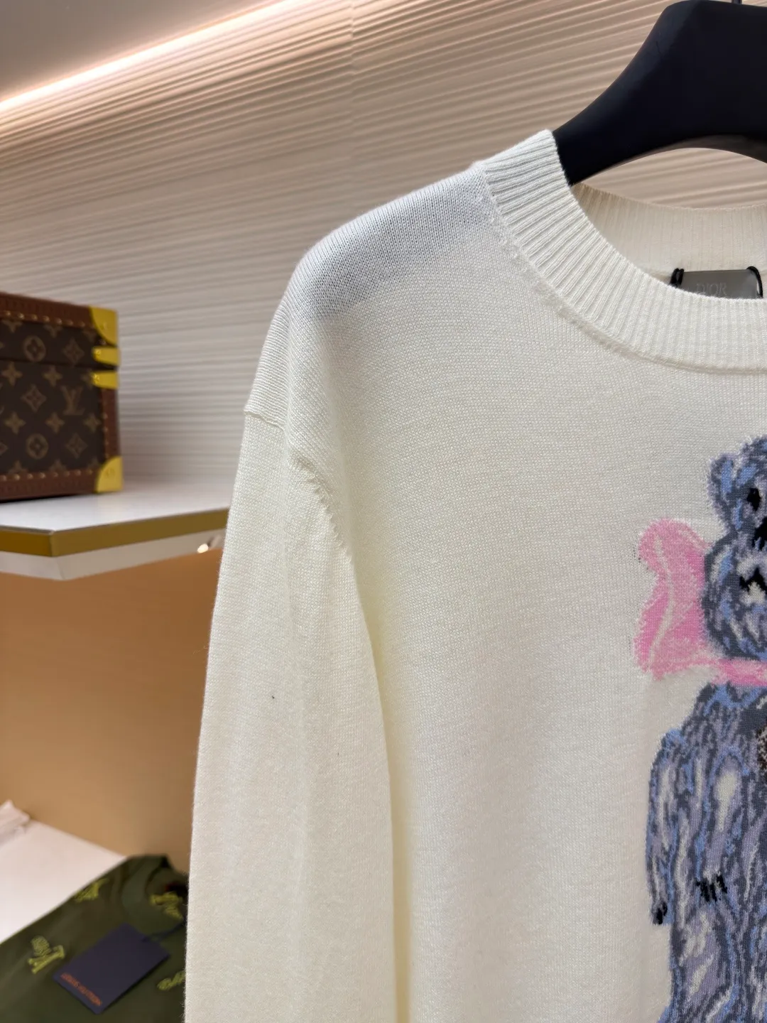 DIOR pattern jacquard round neck pullover long-sleeved cashmere sweater ●Authentic product: 15000 purchased and developed ●Item number: 1680827-B50 ●Fabric: wool fabric ●Technology: jacquard production ●Version: fitted version ●Weight: about 300 grams ●Size: XS-S-M-L ●Description: This knitted sweater is made of high-quality wool Specific fabric composition, natural fibers give it a soft skin-friendly touch, the delicate weave makes the body stiff and textured, the embroidery process is exquisite, and the puppy pattern is three-dimensional and vivid. It balances comfort and fashion, easily adapts to daily wear scenes, and adds unique fun to the look. The overall wiring is straight and delicate, the fabric is comfortable and soft, and the color is consistent without color difference. It can be matched with the same style to create a fashionable look and control various occasions. Customized accessories, complete with three standards, same style for men and women!
