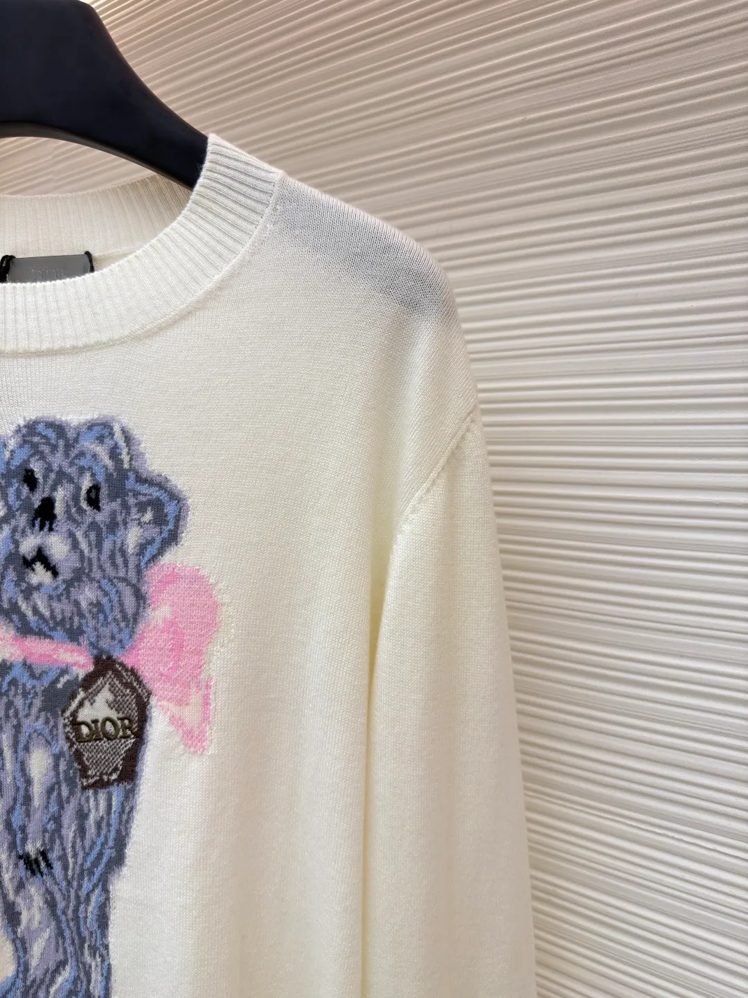 DIOR pattern jacquard round neck pullover long-sleeved cashmere sweater ●Authentic product: 15000 purchased and developed ●Item number: 1680827-B50 ●Fabric: wool fabric ●Technology: jacquard production ●Version: fitted version ●Weight: about 300 grams ●Size: XS-S-M-L ●Description: This knitted sweater is made of high-quality wool Specific fabric composition, natural fibers give it a soft skin-friendly touch, the delicate weave makes the body stiff and textured, the embroidery process is exquisite, and the puppy pattern is three-dimensional and vivid. It balances comfort and fashion, easily adapts to daily wear scenes, and adds unique fun to the look. The overall wiring is straight and delicate, the fabric is comfortable and soft, and the color is consistent without color difference. It can be matched with the same style to create a fashionable look and control various occasions. Customized accessories, complete with three standards, same style for men and women!