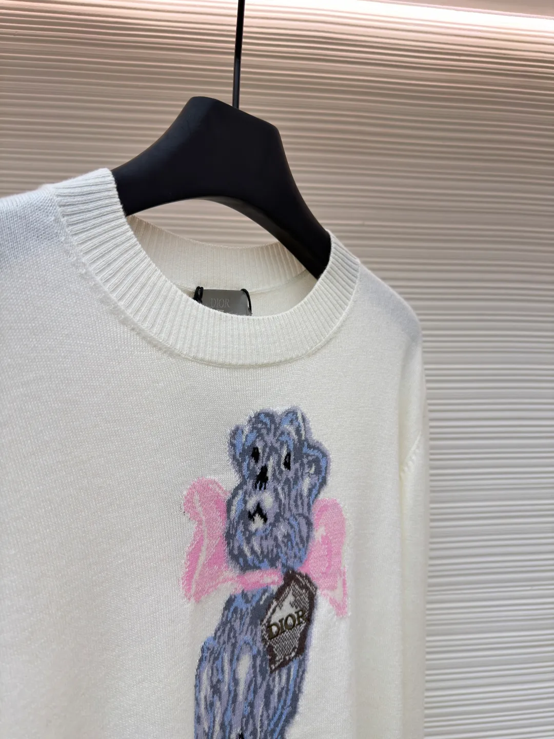 DIOR pattern jacquard round neck pullover long-sleeved cashmere sweater ●Authentic product: 15000 purchased and developed ●Item number: 1680827-B50 ●Fabric: wool fabric ●Technology: jacquard production ●Version: fitted version ●Weight: about 300 grams ●Size: XS-S-M-L ●Description: This knitted sweater is made of high-quality wool Specific fabric composition, natural fibers give it a soft skin-friendly touch, the delicate weave makes the body stiff and textured, the embroidery process is exquisite, and the puppy pattern is three-dimensional and vivid. It balances comfort and fashion, easily adapts to daily wear scenes, and adds unique fun to the look. The overall wiring is straight and delicate, the fabric is comfortable and soft, and the color is consistent without color difference. It can be matched with the same style to create a fashionable look and control various occasions. Customized accessories, complete with three standards, same style for men and women!