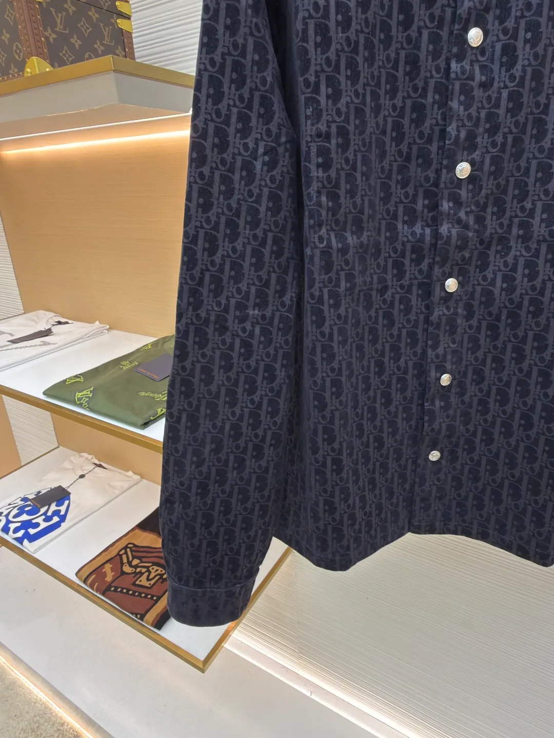 DIOR full-print lapel single-breasted shirt jacket ●Original version: purchased and developed by 12369 ●Item number: 1680733-C00 ●Fabric: cotton fabric ●Technology: printing production ●Version: fitted version ●Weight: about 675 grams ●Size: S-M-L-XL ●Description: Customized cotton fabric is used, and a special pre-treatment process ensures its comfort, stiffness and durability. The classic brand logo on the surface is accurately presented using high-precision printing and dyeing technology. The pattern is clear and regular, and the color is uniform; the cutting and sewing lines of the collar are smooth and fit the neck curve. It is comfortable to wear and can show good styling effects. The buttons are made of high-quality materials, with a high-grade texture and complement the overall style of the shirt. The buttons are firmly installed and the stitching is fine and even. The overall wiring is straight and delicate, the fabric is comfortable and soft, and the color is consistent without color difference. It can be matched with the same style to create a fashionable look and control various occasions. Customized accessories, complete with three standards, same style for men and women!