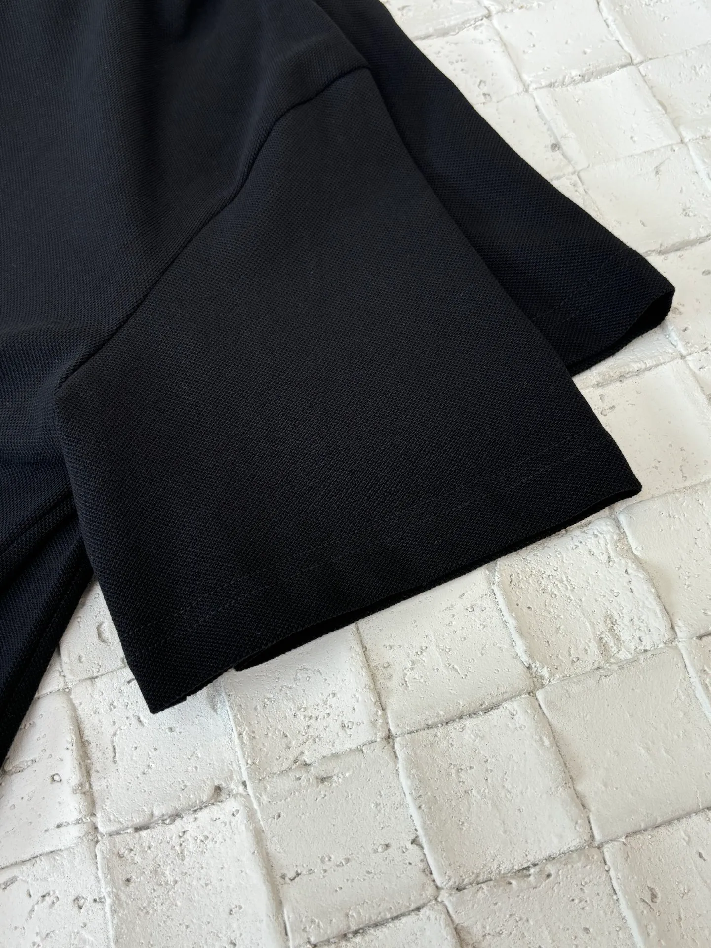 🅿️300 Dio*/Dior 25Ss new Diamond patch lapel short-sleeved polo shirt. Customized pique pure cotton sateen, soft and waxy to the touch, light and smooth. The fabric has been washed and feels better. It is not easy to deform, shrink or fade, and maintains long-term beauty. With its pure color, it interprets the perfect fusion of elegance and simplicity. The Diamond rubber patch logo on the chest is vivid on the clothes. It uses imported special machine infrared positioning. " "Patch" position is more precise and firm. Size: S/M/L/XL