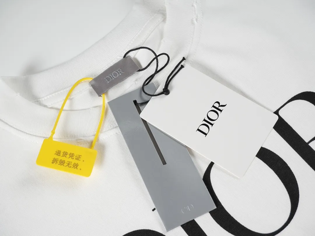 🅿️200 (with carrying case ➕5) CD 2024 new model No. 47 printed patch sleeve T-shirt Official website price: 22000 ￥ (1702T white) The fabric is made of [10s cotton slub plain weave], [gram weight 310g], Purchased a three-color Y version [custom-dyed bulk fabric color], the front panel was made with [eight-claw machine screen glue printing + digital direct injection and dot color integration], the sleeves [flat machine splicing cotton flat machine collar inter-color ribbing], the hem [special machine herringbone car stickers CD logo woven mark], all the hem and cuffs [special machine hand-picked toe-turning technology], and the ready-made clothes were made [hand-made frayed and distressed washing technology]. Size: XS S M L