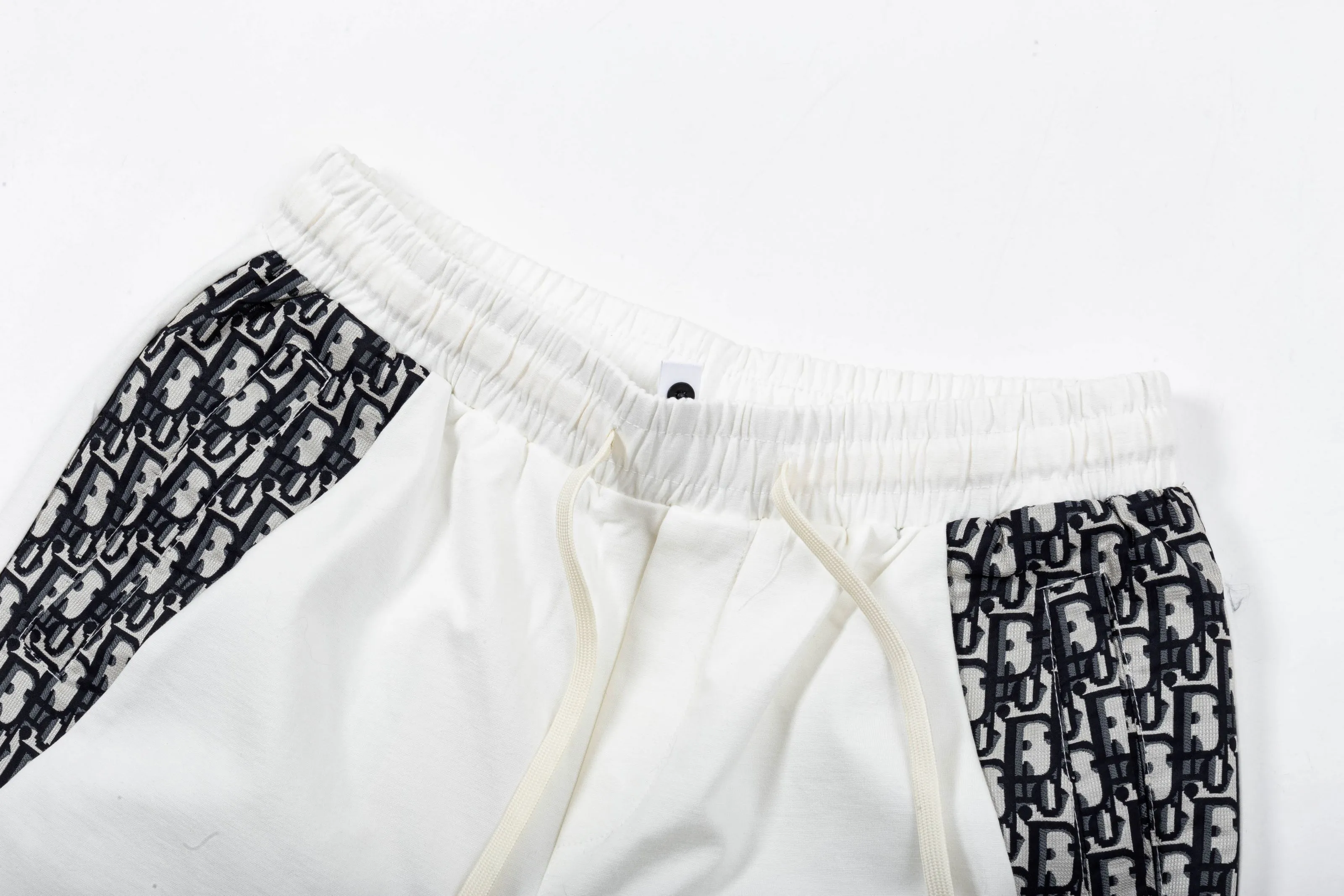 🅿️190 2025 Dior Dior new knitted shorts, customized fabric, knitted technology printed logo. The version is tight and three-dimensional, with straight stripe splicing. The customized trouser cord hardware has strong texture and smoothness. The upper body is comfortable and breathable. The concave and convex three-dimensional sense makes it a fashionable and casual outfit. Color: White-Black Size: M-4XL