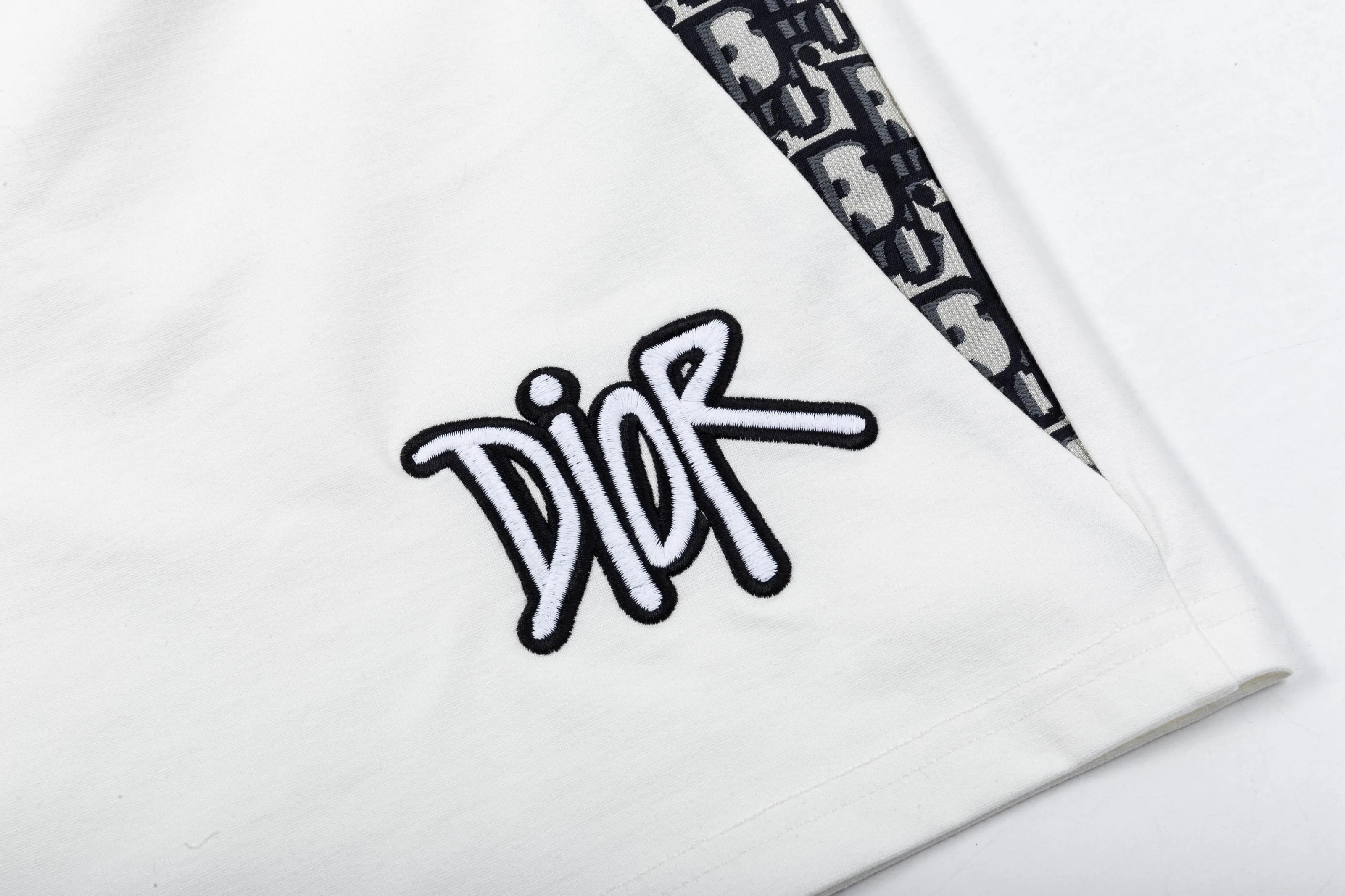 🅿️190 2025 Dior Dior new knitted shorts, customized fabric, knitted technology printed logo. The version is tight and three-dimensional, with straight stripe splicing. The customized trouser cord hardware has strong texture and smoothness. The upper body is comfortable and breathable. The concave and convex three-dimensional sense makes it a fashionable and casual outfit. Color: White-Black Size: M-4XL