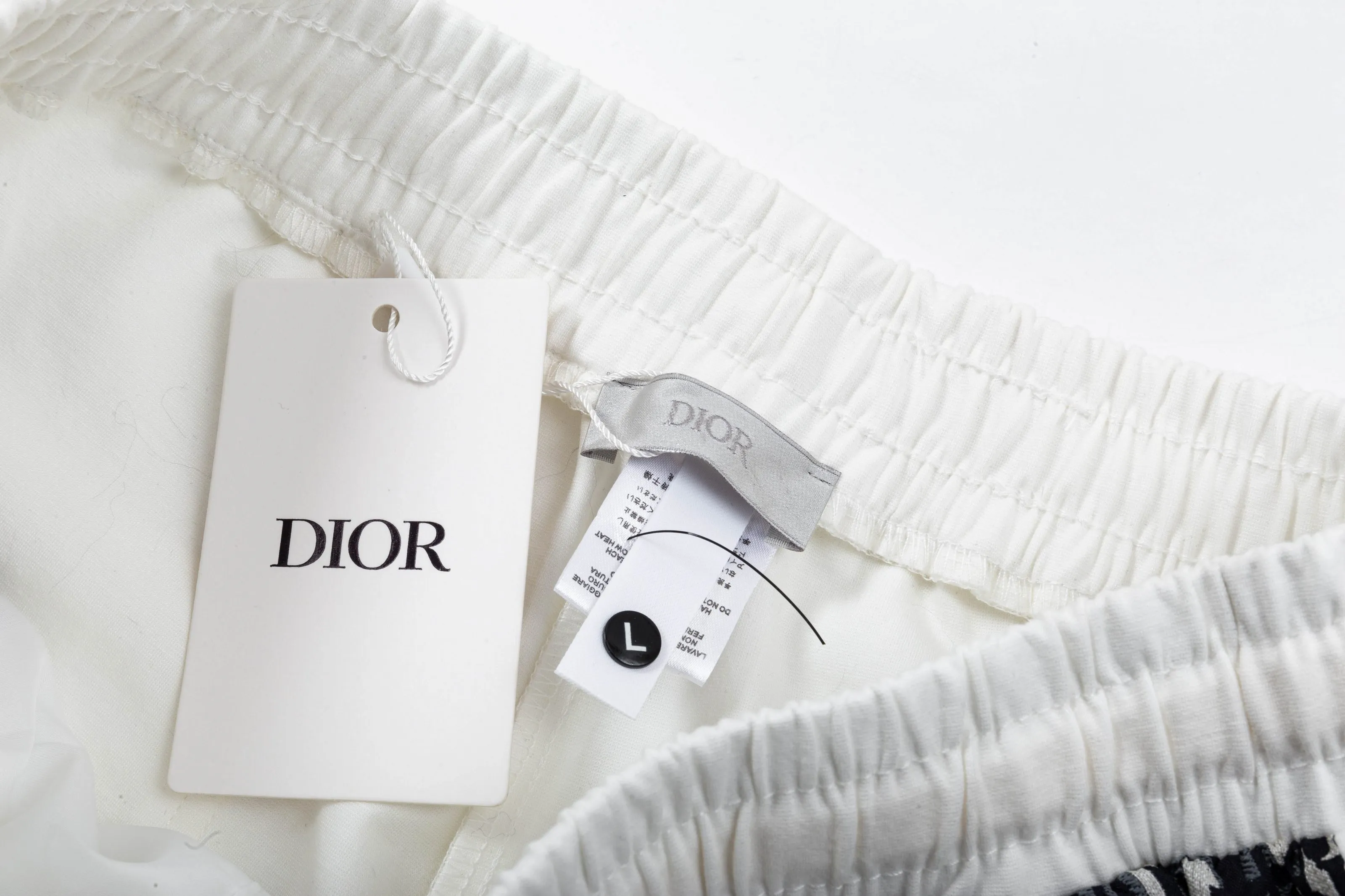 🅿️190 2025 Dior Dior new knitted shorts, customized fabric, knitted technology printed logo. The version is tight and three-dimensional, with straight stripe splicing. The customized trouser cord hardware has strong texture and smoothness. The upper body is comfortable and breathable. The concave and convex three-dimensional sense makes it a fashionable and casual outfit. Color: White-Black Size: M-4XL