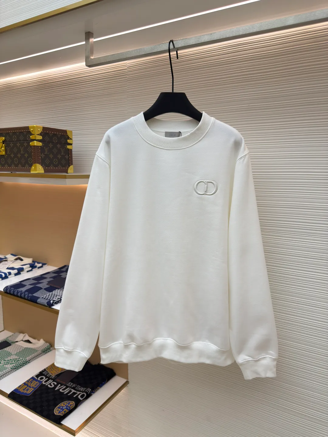 DIOR logo embroidered long-sleeved sweatshirt ●Authentic product: 6400 purchased and developed ●Item number: 1680339-A65 ●Fabric: pure cotton fabric ●Technology: embroidery production ●Version: loose fit ●Weight: about 535 grams ●Size: S-M-L-XL ●Description: Made of customized cotton fabric, with classic high-density logo embroidery on the chest and velvet design on the inside. It can be matched with bottoms of the same season to create a fashionable look. It can be worn inside or outside to suit various occasions. Customized accessories, complete with three labels, same style for men and women!