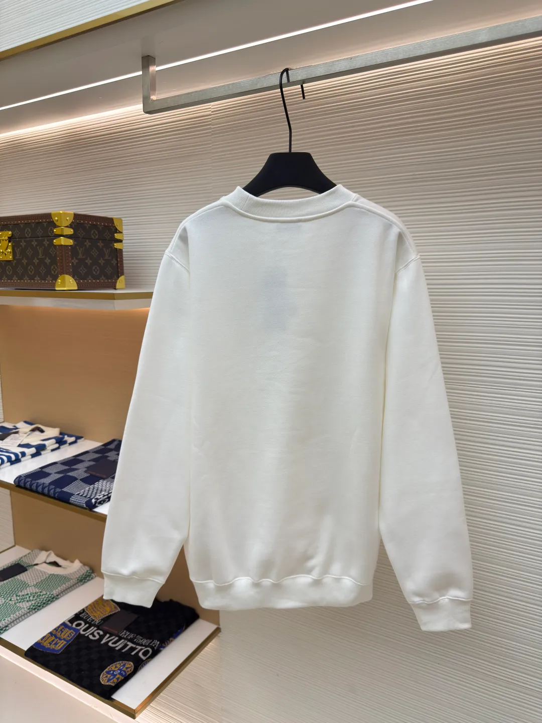 DIOR logo embroidered long-sleeved sweatshirt ●Authentic product: 6400 purchased and developed ●Item number: 1680339-A65 ●Fabric: pure cotton fabric ●Technology: embroidery production ●Version: loose fit ●Weight: about 535 grams ●Size: S-M-L-XL ●Description: Made of customized cotton fabric, with classic high-density logo embroidery on the chest and velvet design on the inside. It can be matched with bottoms of the same season to create a fashionable look. It can be worn inside or outside to suit various occasions. Customized accessories, complete with three labels, same style for men and women!