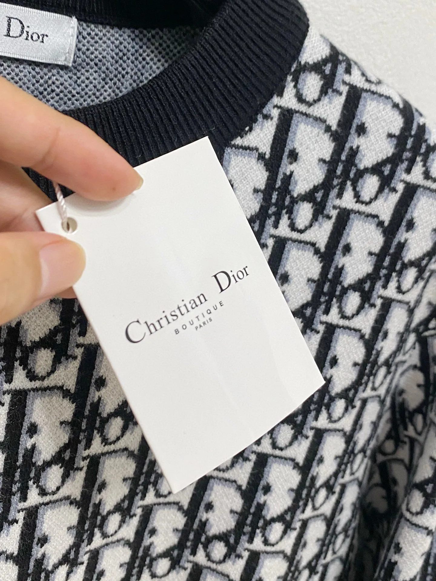 🅿️440 DIOR Dior】Autumn and winter classic lapel sweater, in full condition! ! ! Wool blended fabric, the latest model in 2025, golden ratio! ! Slim-fitting soft gold, versatile and practical item, the combination and practicality are extremely powerful, simple and elegant, and classy! To create your own style, it is highly recommended to buy it in two colors. The standard slim fit tailoring process is suitable for both young and old men. It is knitted from wool and will not cause any discomfort! While keeping warm, it is stylish, textured and wearable, and the classic logo with contrasting colors on the chest feels in place! ! Recommended for regular customers! ! Size M-3XL (maximum wear: 190 pounds)