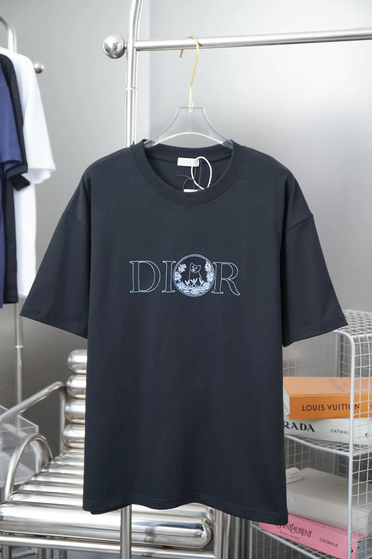 🅿️190 Christian D*or CD 25SS early spring new style embroidered kitten short sleeves light luxury essential item for daily commuting for men and women correct version welcome to compare detailed features · 320g 100% pure cotton double yarn jersey fabric · Custom dyed in the same vat with special thickened 32 pieces double-strand 1X1 thread · Imported Tajima machine embroidery, using artificial silk thread flat embroidery technology, embroidered cat flower pattern · Double-needle sewing and cross-seam technology · Original main mark, washed tag, brand moisture-proof paper packaging Color: white/black/blue Size: S/M/L/XL