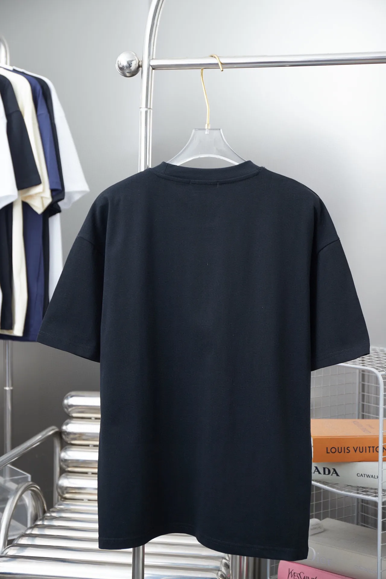 🅿️190 Christian D*or CD 25SS early spring new style embroidered kitten short sleeves light luxury essential item for daily commuting for men and women correct version welcome to compare detailed features · 320g 100% pure cotton double yarn jersey fabric · Custom dyed in the same vat with special thickened 32 pieces double-strand 1X1 thread · Imported Tajima machine embroidery, using artificial silk thread flat embroidery technology, embroidered cat flower pattern · Double-needle sewing and cross-seam technology · Original main mark, washed tag, brand moisture-proof paper packaging Color: white/black/blue Size: S/M/L/XL