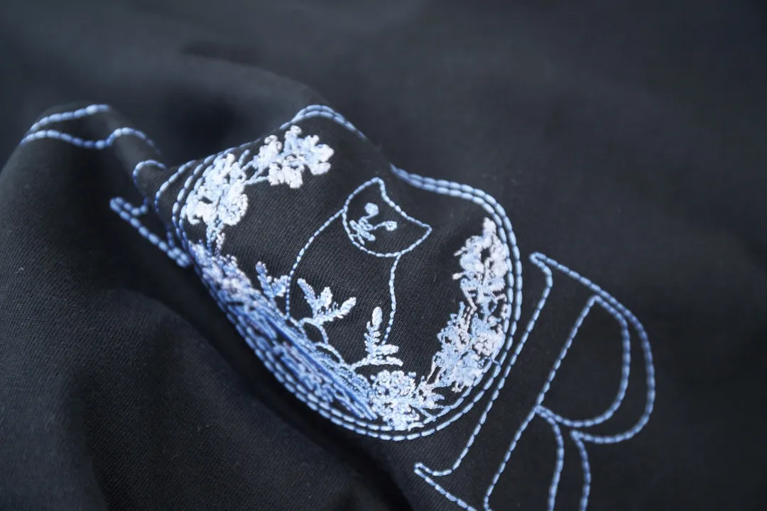 🅿️190 Christian D*or CD 25SS early spring new style embroidered kitten short sleeves light luxury essential item for daily commuting for men and women correct version welcome to compare detailed features · 320g 100% pure cotton double yarn jersey fabric · Custom dyed in the same vat with special thickened 32 pieces double-strand 1X1 thread · Imported Tajima machine embroidery, using artificial silk thread flat embroidery technology, embroidered cat flower pattern · Double-needle sewing and cross-seam technology · Original main mark, washed tag, brand moisture-proof paper packaging Color: white/black/blue Size: S/M/L/XL