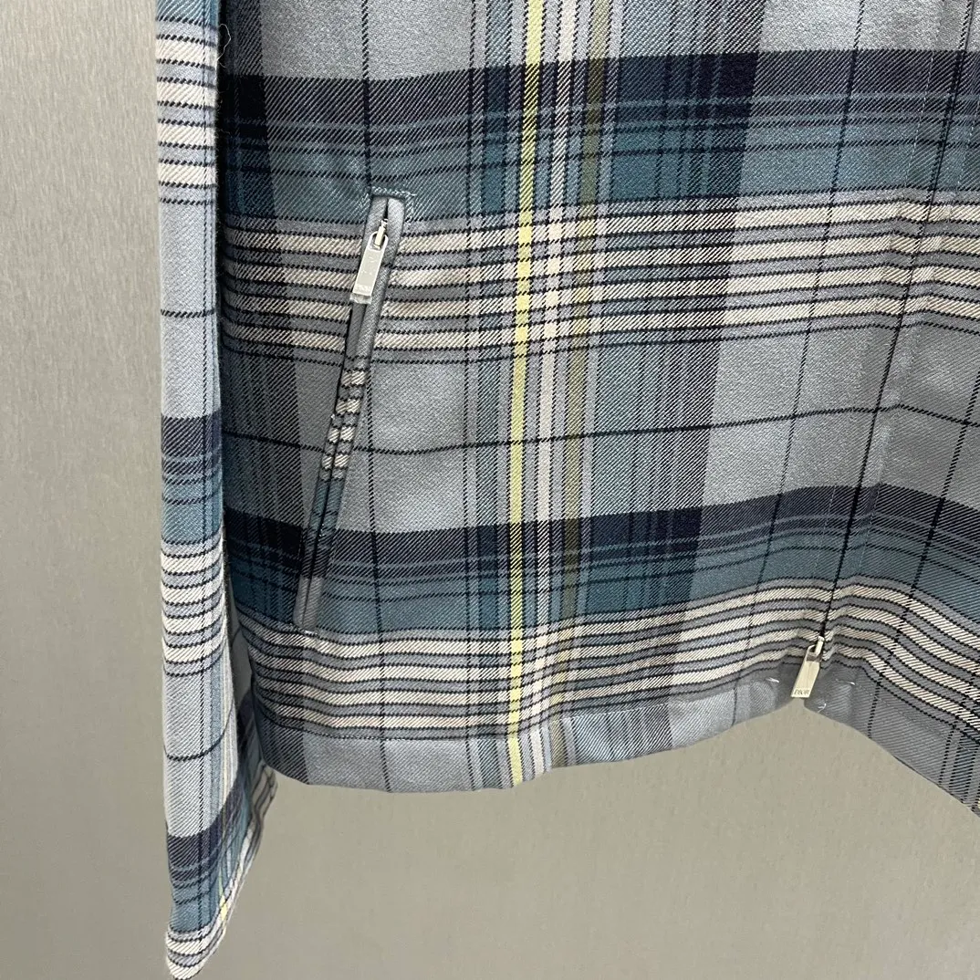 🅿️610 🧧CD Gray plaid zipper shirt Size: S-XL This shirt reinterprets a classic design to create a fashionable and modern look. Crafted from gray sheepskin with a plaid pattern, it features a front zip closure, side zip pockets and an elasticated waist at the back. Interior lining decorated with striped pattern. Easily paired with jeans for a trendy look.