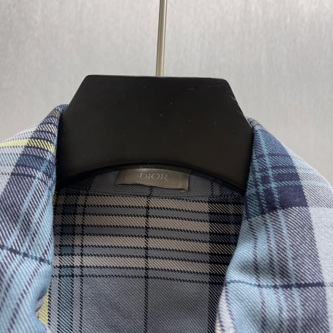 🅿️610 🧧CD Gray plaid zipper shirt Size: S-XL This shirt reinterprets a classic design to create a fashionable and modern look. Crafted from gray sheepskin with a plaid pattern, it features a front zip closure, side zip pockets and an elasticated waist at the back. Interior lining decorated with striped pattern. Easily paired with jeans for a trendy look.
